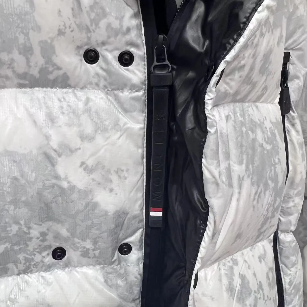 P1020 Top version Moncler/Mask GRENOBLE 22 Autumn Noussan Ski 🎿 Down Jacket Made of printed ripstop nylon fabric♥, the casual lines of the down jacket and the high-tech functions of the Moncler Grenoble series are perfectly integrated in Noussan❗, the Noussan “Performance & Style” down jacket combines a dynamic and multi-functional appearance with high-tech details specially designed for mountain sports. Its waterproof zippers, comfortable hood and cuffs with neoprene wrist guards are performance features that ensure protection from rain and snow 💯. Size: 0-1-2-3 Color: white pattern