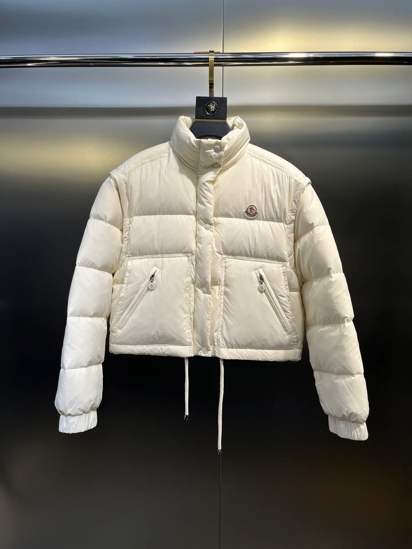P1040 moncler🌟 Mouth-mounted new autumn and winter down jacket. Original custom-made hardware accessories are all imported and original customization. Welcome to compare. Absolutely high quality. Made of top 90 white goose down. Super soft. Filled with fluffy and full feathers. Super heavy work. Fabric workmanship and perfect pattern. Pay attention to the fabric is super comfortable. Exclusive model. Non-market product. Women's size. Size: 1234