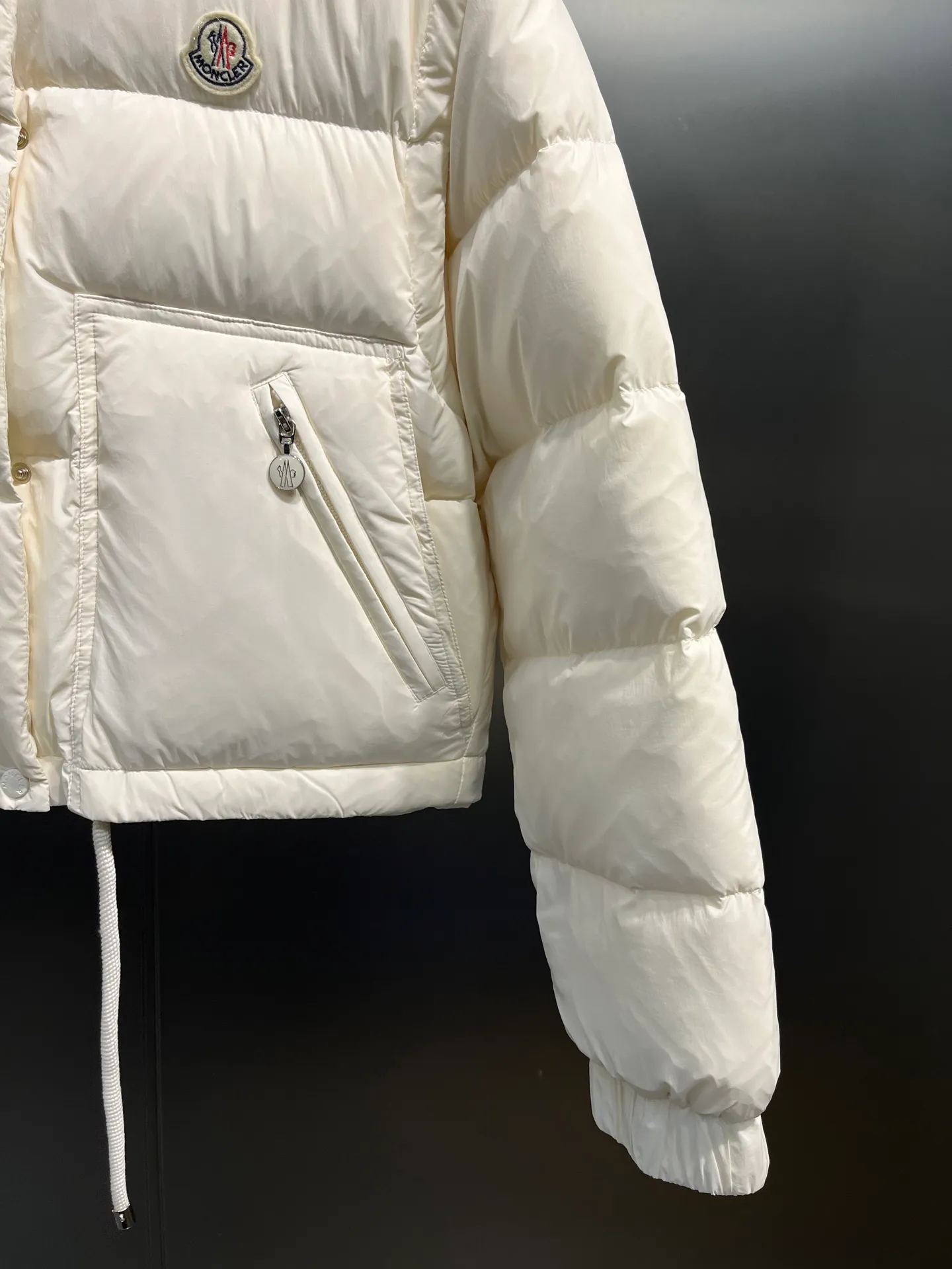 P1040 moncler🌟 Mouth-mounted new autumn and winter down jacket. Original custom-made hardware accessories are all imported and original customization. Welcome to compare. Absolutely high quality. Made of top 90 white goose down. Super soft. Filled with fluffy and full feathers. Super heavy work. Fabric workmanship and perfect pattern. Pay attention to the fabric is super comfortable. Exclusive model. Non-market product. Women's size. Size: 1234