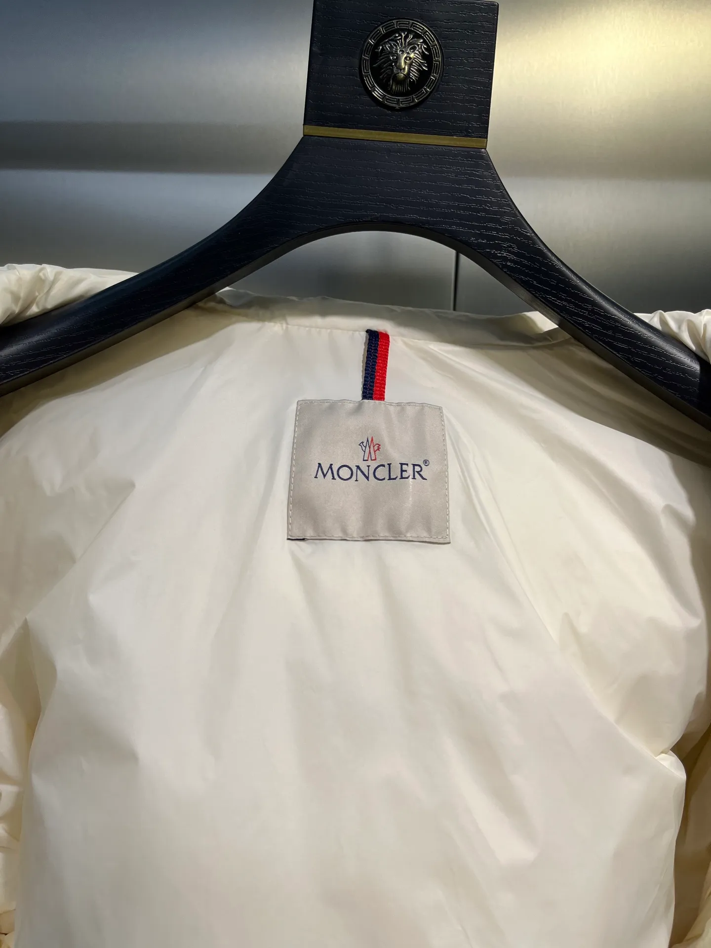 P1040 moncler🌟 Mouth-mounted new autumn and winter down jacket. Original custom-made hardware accessories are all imported and original customization. Welcome to compare. Absolutely high quality. Made of top 90 white goose down. Super soft. Filled with fluffy and full feathers. Super heavy work. Fabric workmanship and perfect pattern. Pay attention to the fabric is super comfortable. Exclusive model. Non-market product. Women's size. Size: 1234