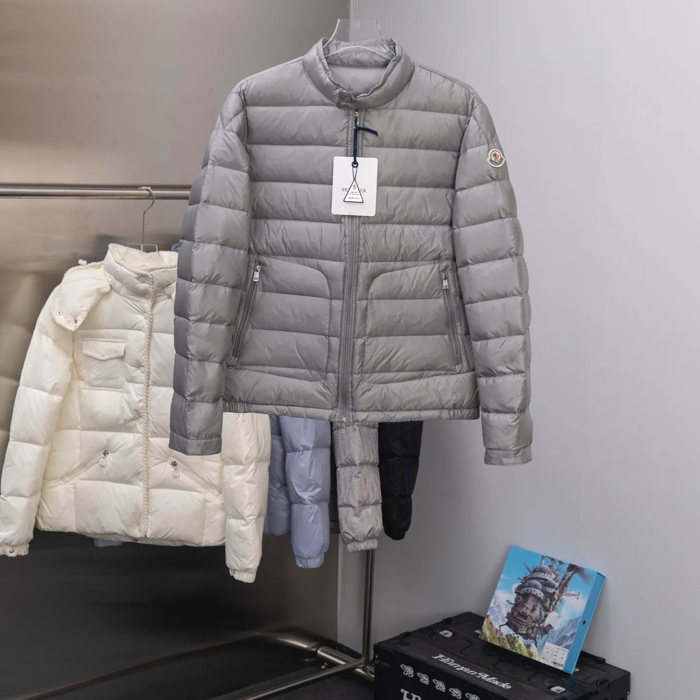P620 2025 autumn and winter new style🆕Mon*ler Acorus men's foldable short down jacket, code number 12345, men's model, trading company channel goods. High-end tasting products. Top-notch Romanian products. Mon*ler Acorus men's fashionable and casual stand-up collar light down jacket jacket. Supplied to Japanese Toray company outdoor professional technical fabrics, stitching from Japan's top Fuji (FUJIX) Provided by KING) King Line, the interior is filled with Hungarian platinum-grade Hordobagy white goose down. The high-quality velvet extracted from the belly of the white goose has a diameter of 53MM. It has extremely high bulkiness and velvet content. It has excellent resilience, exceeds the European standard environmental protection level, has no odor, and has excellent temperature locking effect and warmth retention! High luxury fashion is combined with functional outdoor style. The sleeve arms retain the iconic brand wool badge body, focusing the brand's cultural essence and identity on it. It is fashionable and eye-catching!  The Acorus men's down jacket is a classic Moncler design item that embodies the brand's timeless aesthetics and sportswear essence. This short down jacket is made of Longue saison fabric, which combines lightweight texture with excellent thermal protection properties.  The craftsmanship details are exquisite and the accessories are all supplied by customers. It is a down jacket with strong wearability. It has a full upper body and a wide age range. It can be worn trendy or restrained and stable. It is very fashionable. It is highly recommended as a must-have tool to keep out the cold! Color: black gray