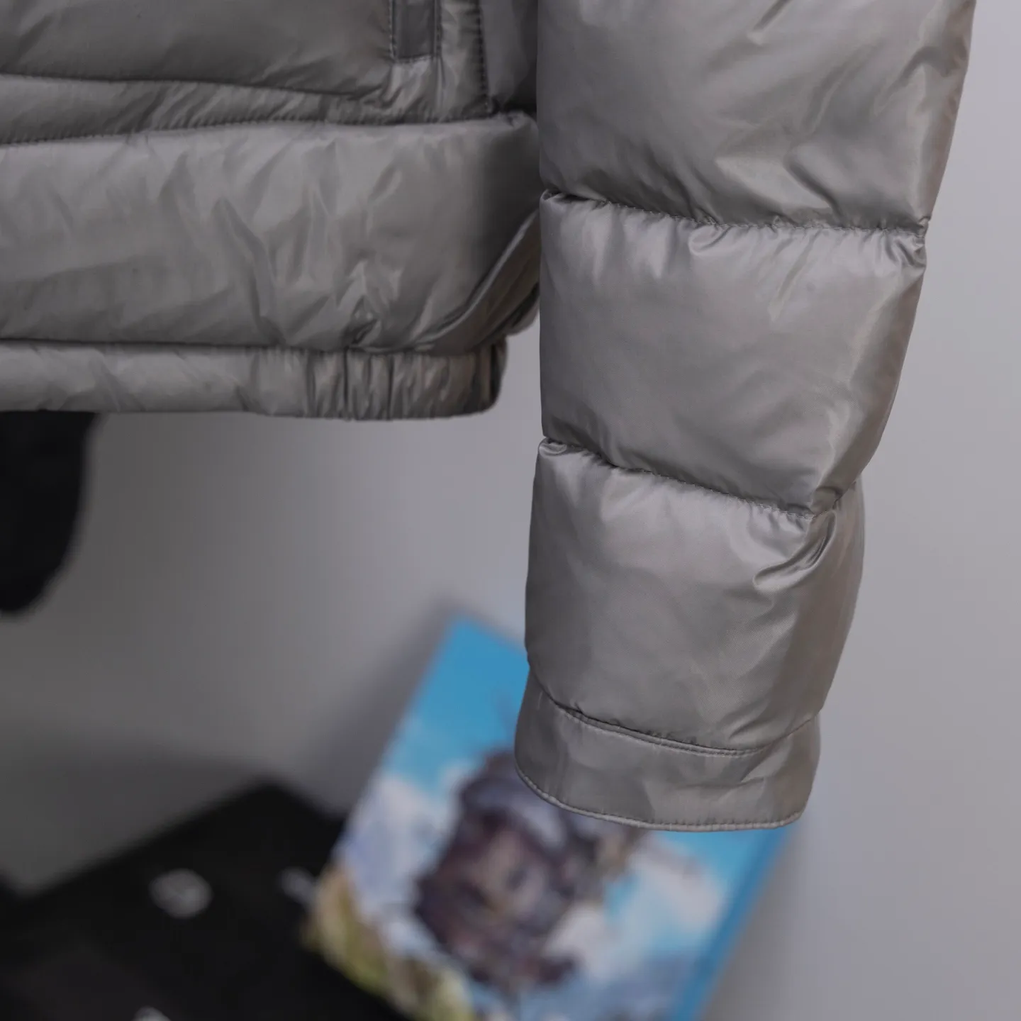 P620 2025 autumn and winter new style🆕Mon*ler Acorus men's foldable short down jacket, code number 12345, men's model, trading company channel goods. High-end tasting products. Top-notch Romanian products. Mon*ler Acorus men's fashionable and casual stand-up collar light down jacket jacket. Supplied to Japanese Toray company outdoor professional technical fabrics, stitching from Japan's top Fuji (FUJIX) Provided by KING) King Line, the interior is filled with Hungarian platinum-grade Hordobagy white goose down. The high-quality velvet extracted from the belly of the white goose has a diameter of 53MM. It has extremely high bulkiness and velvet content. It has excellent resilience, exceeds the European standard environmental protection level, has no odor, and has excellent temperature locking effect and warmth retention! High luxury fashion is combined with functional outdoor style. The sleeve arms retain the iconic brand wool badge body, focusing the brand's cultural essence and identity on it. It is fashionable and eye-catching!  The Acorus men's down jacket is a classic Moncler design item that embodies the brand's timeless aesthetics and sportswear essence. This short down jacket is made of Longue saison fabric, which combines lightweight texture with excellent thermal protection properties.  The craftsmanship details are exquisite and the accessories are all supplied by customers. It is a down jacket with strong wearability. It has a full upper body and a wide age range. It can be worn trendy or restrained and stable. It is very fashionable. It is highly recommended as a must-have tool to keep out the cold! Color: black gray