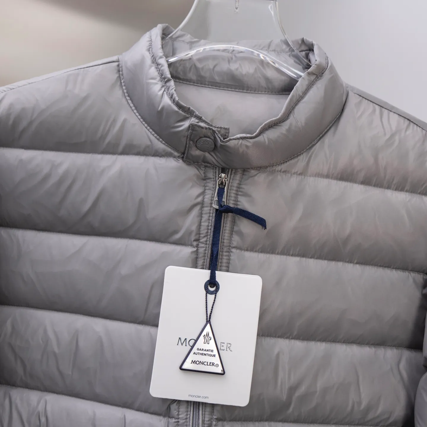 P620 2025 autumn and winter new style🆕Mon*ler Acorus men's foldable short down jacket, code number 12345, men's model, trading company channel goods. High-end tasting products. Top-notch Romanian products. Mon*ler Acorus men's fashionable and casual stand-up collar light down jacket jacket. Supplied to Japanese Toray company outdoor professional technical fabrics, stitching from Japan's top Fuji (FUJIX) Provided by KING) King Line, the interior is filled with Hungarian platinum-grade Hordobagy white goose down. The high-quality velvet extracted from the belly of the white goose has a diameter of 53MM. It has extremely high bulkiness and velvet content. It has excellent resilience, exceeds the European standard environmental protection level, has no odor, and has excellent temperature locking effect and warmth retention! High luxury fashion is combined with functional outdoor style. The sleeve arms retain the iconic brand wool badge body, focusing the brand's cultural essence and identity on it. It is fashionable and eye-catching!  The Acorus men's down jacket is a classic Moncler design item that embodies the brand's timeless aesthetics and sportswear essence. This short down jacket is made of Longue saison fabric, which combines lightweight texture with excellent thermal protection properties.  The craftsmanship details are exquisite and the accessories are all supplied by customers. It is a down jacket with strong wearability. It has a full upper body and a wide age range. It can be worn trendy or restrained and stable. It is very fashionable. It is highly recommended as a must-have tool to keep out the cold! Color: black gray