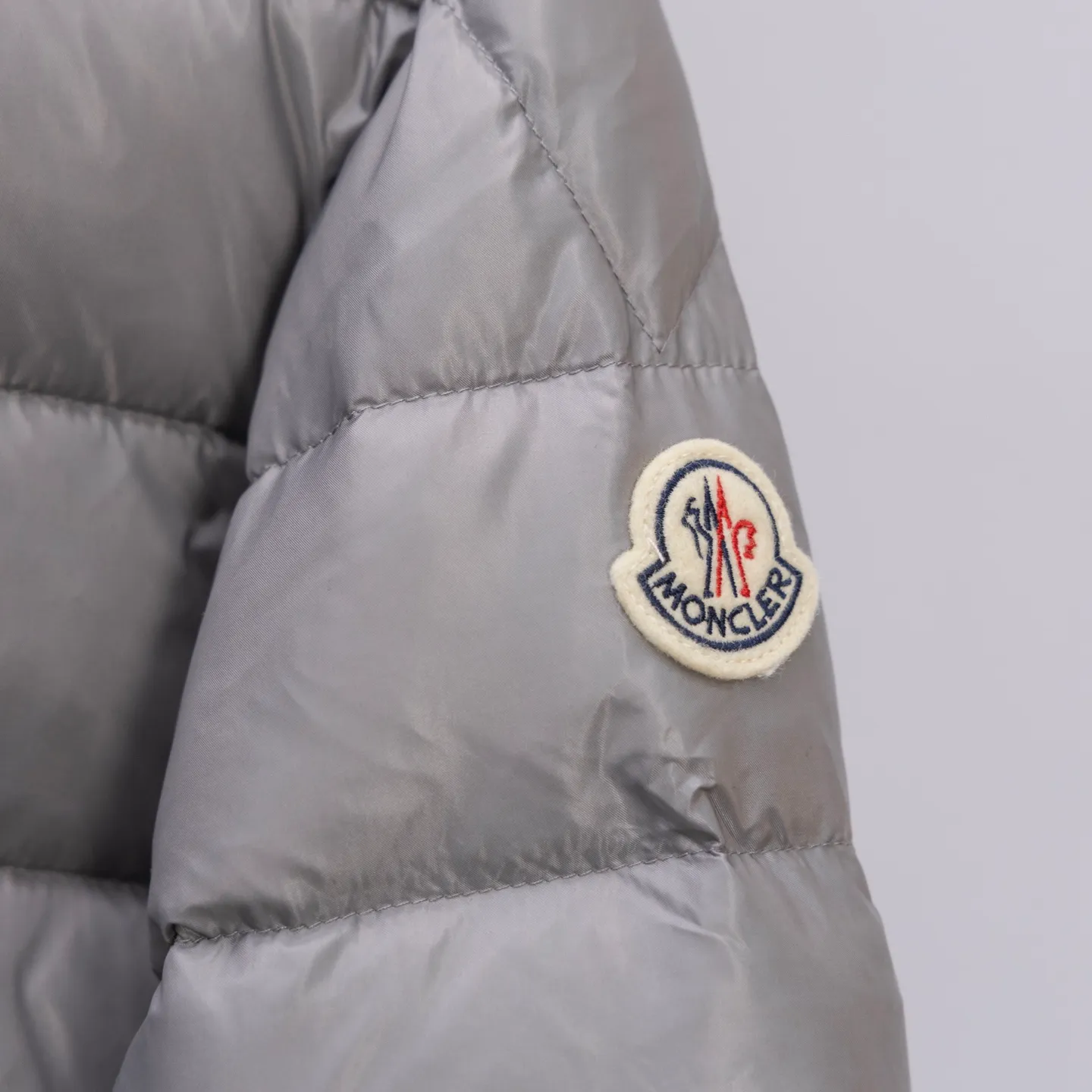 P620 2025 autumn and winter new style🆕Mon*ler Acorus men's foldable short down jacket, code number 12345, men's model, trading company channel goods. High-end tasting products. Top-notch Romanian products. Mon*ler Acorus men's fashionable and casual stand-up collar light down jacket jacket. Supplied to Japanese Toray company outdoor professional technical fabrics, stitching from Japan's top Fuji (FUJIX) Provided by KING) King Line, the interior is filled with Hungarian platinum-grade Hordobagy white goose down. The high-quality velvet extracted from the belly of the white goose has a diameter of 53MM. It has extremely high bulkiness and velvet content. It has excellent resilience, exceeds the European standard environmental protection level, has no odor, and has excellent temperature locking effect and warmth retention! High luxury fashion is combined with functional outdoor style. The sleeve arms retain the iconic brand wool badge body, focusing the brand's cultural essence and identity on it. It is fashionable and eye-catching!  The Acorus men's down jacket is a classic Moncler design item that embodies the brand's timeless aesthetics and sportswear essence. This short down jacket is made of Longue saison fabric, which combines lightweight texture with excellent thermal protection properties.  The craftsmanship details are exquisite and the accessories are all supplied by customers. It is a down jacket with strong wearability. It has a full upper body and a wide age range. It can be worn trendy or restrained and stable. It is very fashionable. It is highly recommended as a must-have tool to keep out the cold! Color: black gray