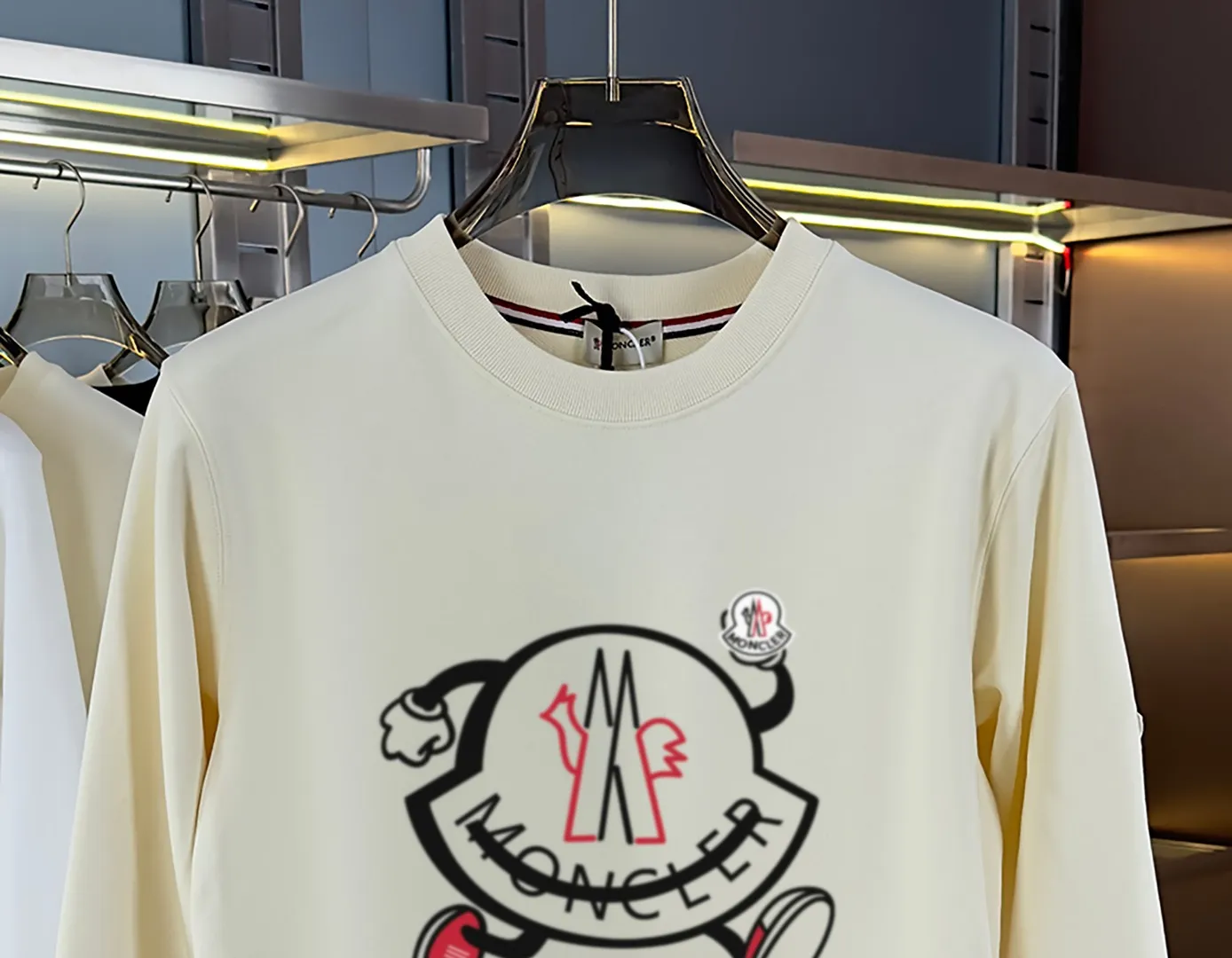 P210 High-version sweatshirt) [Long-term stock] 〖𝐌𝐎𝐍𝐂𝐋𝐄𝐑~Mask〗 Made of 440g heavy-weight fabric. It is different from the market currency. It can be matched with any variety and is properly handsome. 😎The whole dress is made of double waistcoats. The double waistcoats make the whole dress more three-dimensional. Not ordinary factories can do such fine work. 2025 Spring runway version of the T stage, on sale at the counter, round neck terry sweatshirt, high-end double-strand pure cotton, custom-made stretch ribs, dyed in the same vat, complete with three standards, matched with exquisite embroidered LOGO on the chest, simple and advanced, same style for men and women. Color: black, apricot, white, size: S M L XL 2XL
