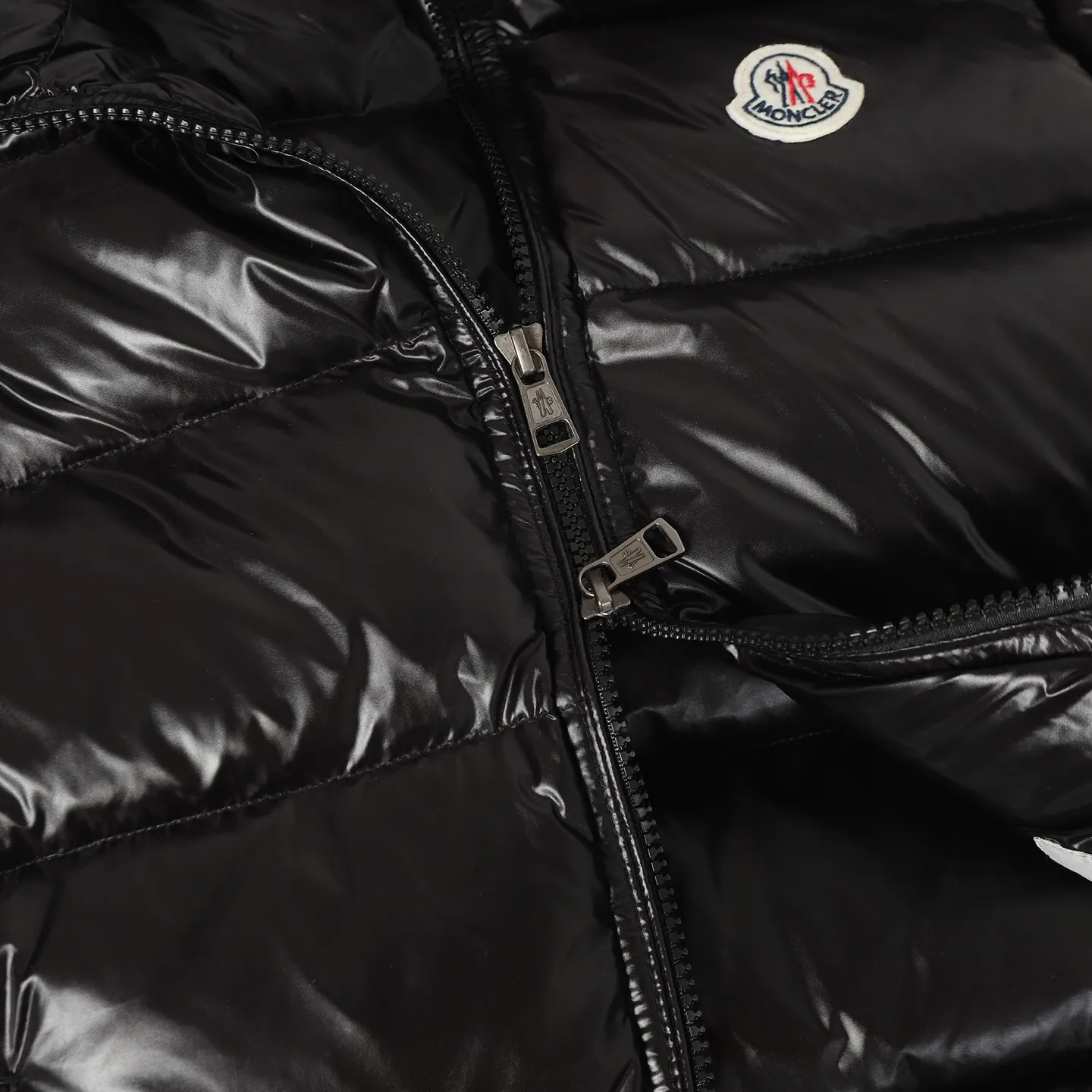 P560 MONCLER / Mouth Couple's High Version Hooded Down Vest. A super popular item, made in a unique street punk style. The high-profile down for couples is made of iconic matte technical waterproof fabric. The fabric feels smooth and has a very textured feel. It is also equipped with classic rectangular quilting to ensure the even distribution of the down inside, bringing the ultimate warm and comfortable wearing experience. It is also very fashionable and stylish! It is filled with imported European standard 90% velvet, which can effectively lock in and collect heat. You can feel its plump state by looking at the actual pictures. It is quite light on the upper body and does not feel bloated at all! The quality is definitely at the same level as the same counter. Friends who have ultra-high standards and pursuit of quality are recommended to buy it now👇 Color: Black Size: 1 2 3 4 5