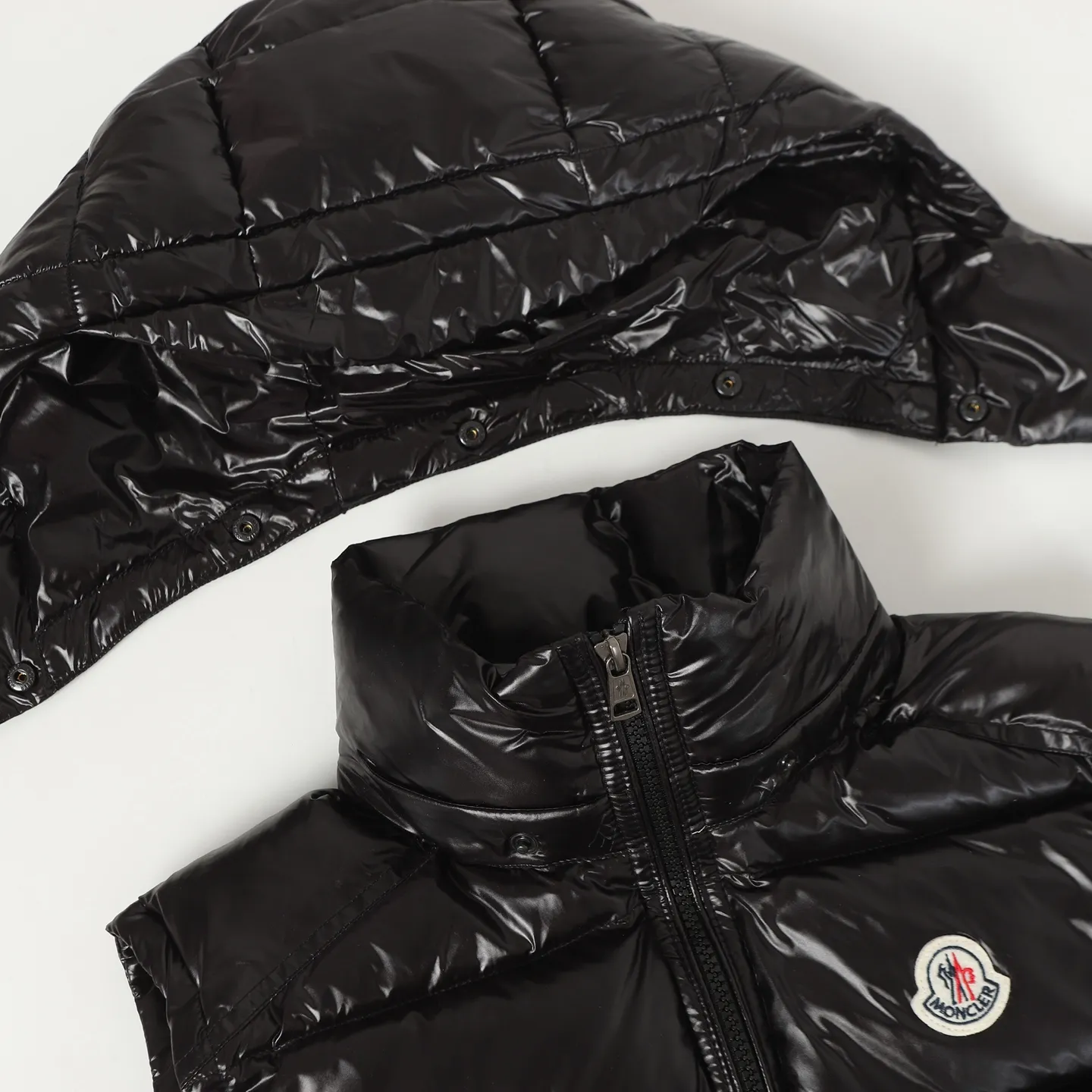 P560 MONCLER / Mouth Couple's High Version Hooded Down Vest. A super popular item, made in a unique street punk style. The high-profile down for couples is made of iconic matte technical waterproof fabric. The fabric feels smooth and has a very textured feel. It is also equipped with classic rectangular quilting to ensure the even distribution of the down inside, bringing the ultimate warm and comfortable wearing experience. It is also very fashionable and stylish! It is filled with imported European standard 90% velvet, which can effectively lock in and collect heat. You can feel its plump state by looking at the actual pictures. It is quite light on the upper body and does not feel bloated at all! The quality is definitely at the same level as the same counter. Friends who have ultra-high standards and pursuit of quality are recommended to buy it now👇 Color: Black Size: 1 2 3 4 5