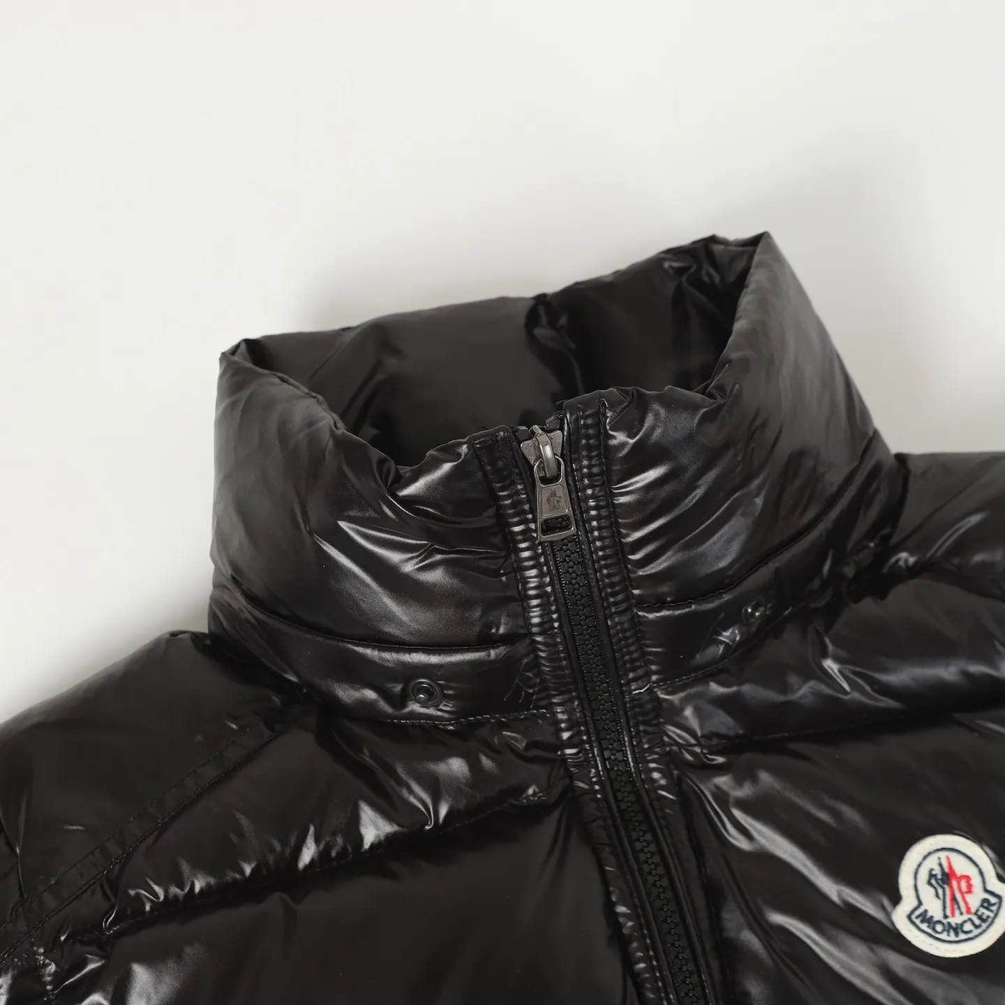 P560 MONCLER / Mouth Couple's High Version Hooded Down Vest. A super popular item, made in a unique street punk style. The high-profile down for couples is made of iconic matte technical waterproof fabric. The fabric feels smooth and has a very textured feel. It is also equipped with classic rectangular quilting to ensure the even distribution of the down inside, bringing the ultimate warm and comfortable wearing experience. It is also very fashionable and stylish! It is filled with imported European standard 90% velvet, which can effectively lock in and collect heat. You can feel its plump state by looking at the actual pictures. It is quite light on the upper body and does not feel bloated at all! The quality is definitely at the same level as the same counter. Friends who have ultra-high standards and pursuit of quality are recommended to buy it now👇 Color: Black Size: 1 2 3 4 5