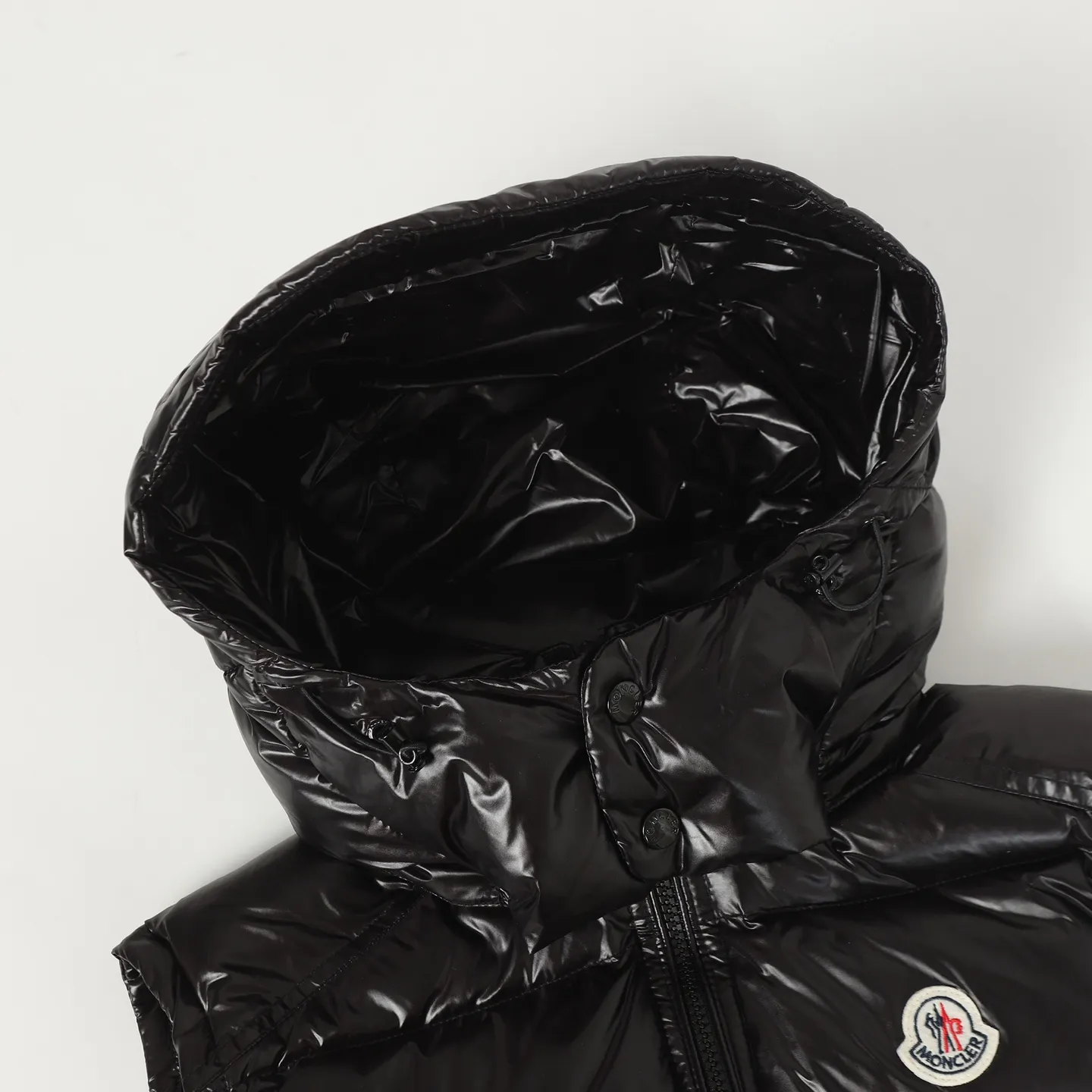 P560 MONCLER / Mouth Couple's High Version Hooded Down Vest. A super popular item, made in a unique street punk style. The high-profile down for couples is made of iconic matte technical waterproof fabric. The fabric feels smooth and has a very textured feel. It is also equipped with classic rectangular quilting to ensure the even distribution of the down inside, bringing the ultimate warm and comfortable wearing experience. It is also very fashionable and stylish! It is filled with imported European standard 90% velvet, which can effectively lock in and collect heat. You can feel its plump state by looking at the actual pictures. It is quite light on the upper body and does not feel bloated at all! The quality is definitely at the same level as the same counter. Friends who have ultra-high standards and pursuit of quality are recommended to buy it now👇 Color: Black Size: 1 2 3 4 5