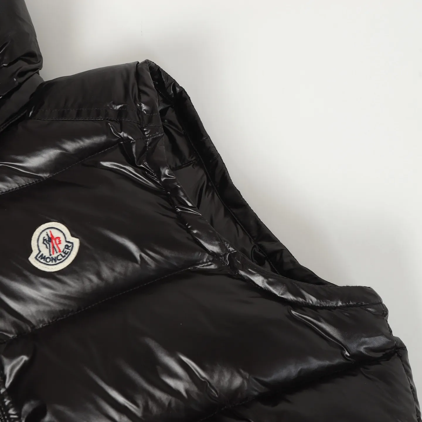 P560 MONCLER / Mouth Couple's High Version Hooded Down Vest. A super popular item, made in a unique street punk style. The high-profile down for couples is made of iconic matte technical waterproof fabric. The fabric feels smooth and has a very textured feel. It is also equipped with classic rectangular quilting to ensure the even distribution of the down inside, bringing the ultimate warm and comfortable wearing experience. It is also very fashionable and stylish! It is filled with imported European standard 90% velvet, which can effectively lock in and collect heat. You can feel its plump state by looking at the actual pictures. It is quite light on the upper body and does not feel bloated at all! The quality is definitely at the same level as the same counter. Friends who have ultra-high standards and pursuit of quality are recommended to buy it now👇 Color: Black Size: 1 2 3 4 5