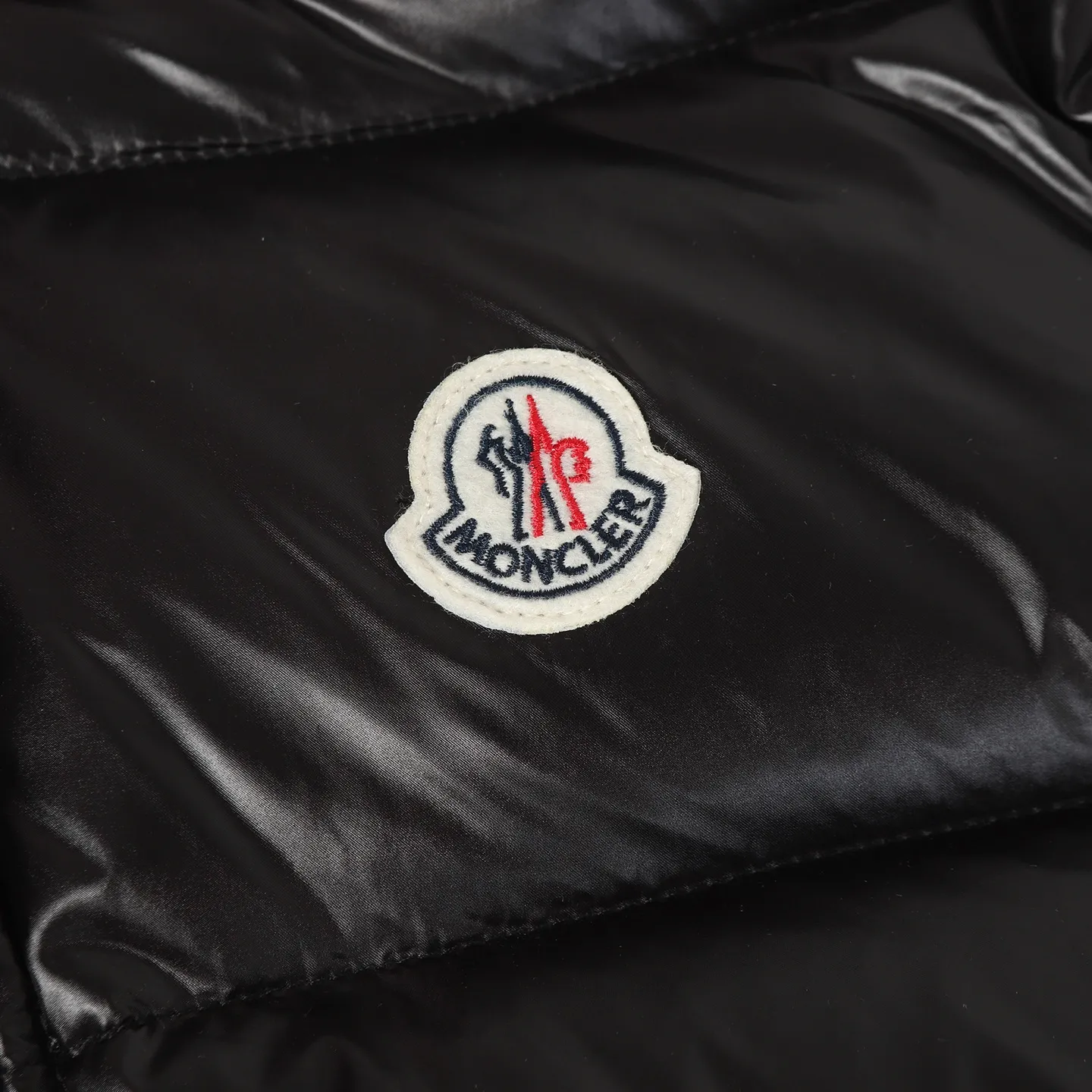 P560 MONCLER / Mouth Couple's High Version Hooded Down Vest. A super popular item, made in a unique street punk style. The high-profile down for couples is made of iconic matte technical waterproof fabric. The fabric feels smooth and has a very textured feel. It is also equipped with classic rectangular quilting to ensure the even distribution of the down inside, bringing the ultimate warm and comfortable wearing experience. It is also very fashionable and stylish! It is filled with imported European standard 90% velvet, which can effectively lock in and collect heat. You can feel its plump state by looking at the actual pictures. It is quite light on the upper body and does not feel bloated at all! The quality is definitely at the same level as the same counter. Friends who have ultra-high standards and pursuit of quality are recommended to buy it now👇 Color: Black Size: 1 2 3 4 5
