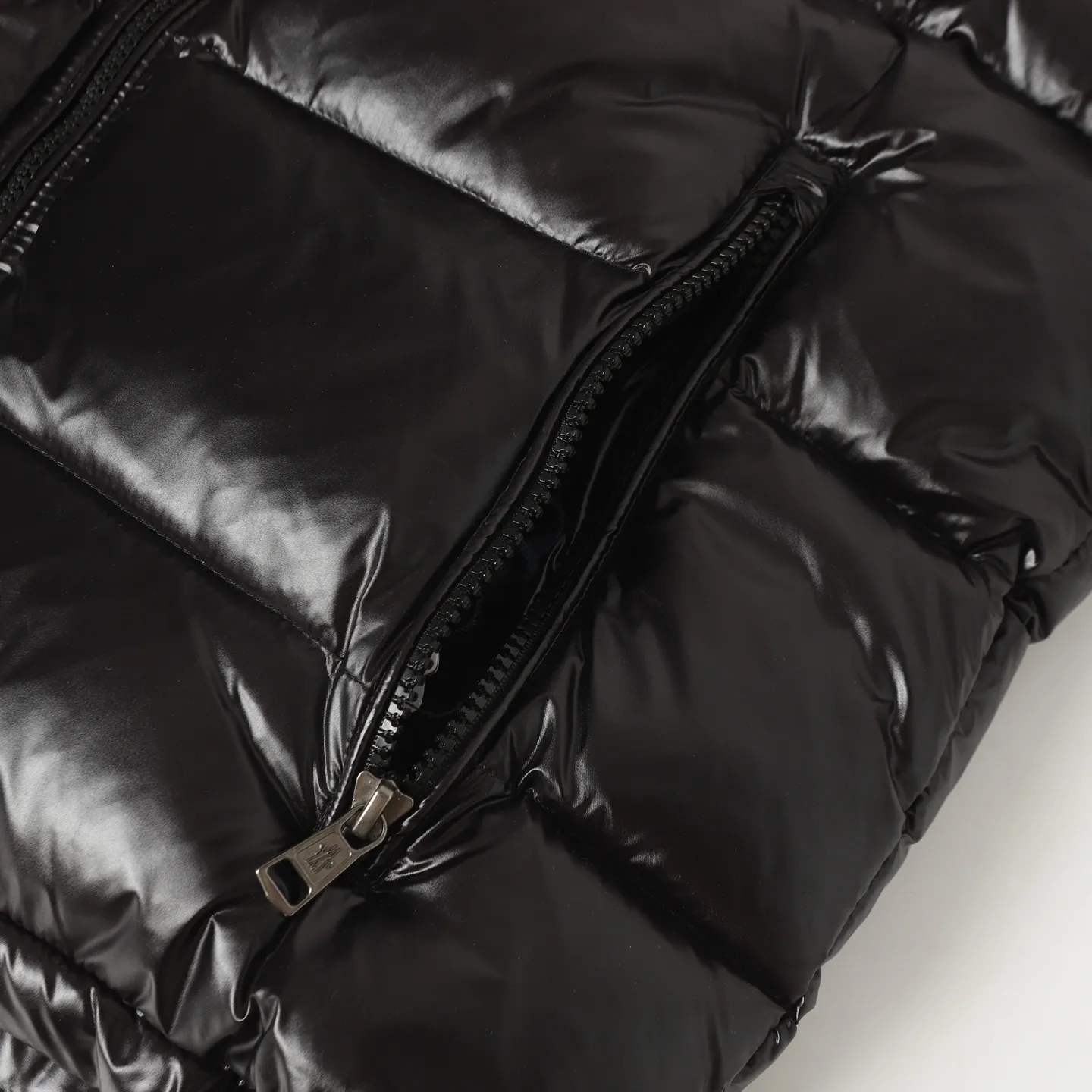 P560 MONCLER / Mouth Couple's High Version Hooded Down Vest. A super popular item, made in a unique street punk style. The high-profile down for couples is made of iconic matte technical waterproof fabric. The fabric feels smooth and has a very textured feel. It is also equipped with classic rectangular quilting to ensure the even distribution of the down inside, bringing the ultimate warm and comfortable wearing experience. It is also very fashionable and stylish! It is filled with imported European standard 90% velvet, which can effectively lock in and collect heat. You can feel its plump state by looking at the actual pictures. It is quite light on the upper body and does not feel bloated at all! The quality is definitely at the same level as the same counter. Friends who have ultra-high standards and pursuit of quality are recommended to buy it now👇 Color: Black Size: 1 2 3 4 5