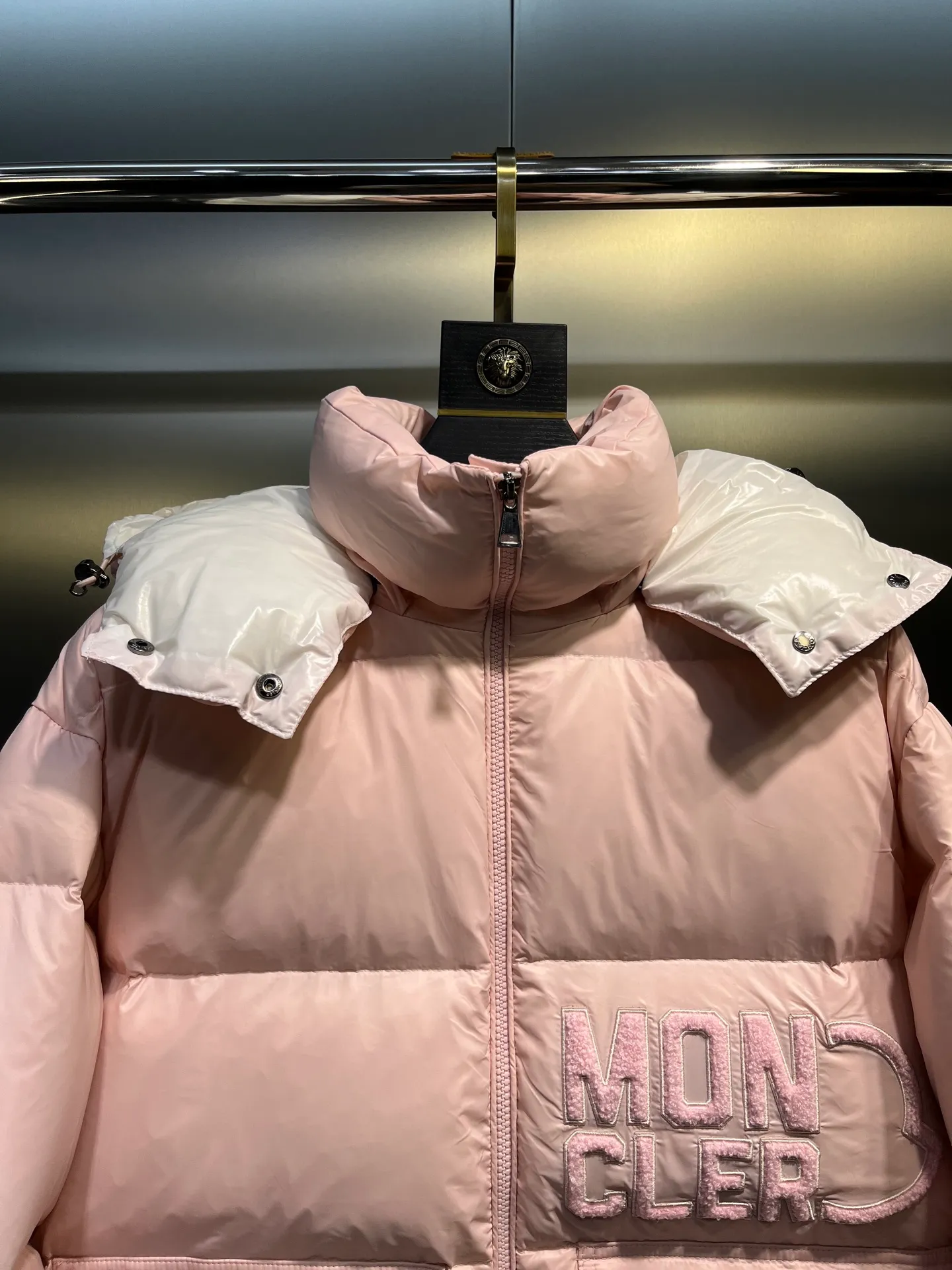 P760 moncler 🌟Moncler FW25 Abbaye short down jacket The Abbaye short jacket is made of iconic patented nylon, highlighting the fashion essence of Moncler. Featuring rectangular quilting and a contrasting lining that refreshes the removable hood. Terry knit logo embroidery adds a unique touch, making the garment instantly recognizable. Material process analysis: 1️⃣Original Nfc inductive anti-counterfeiting chip 2️⃣National standard 95% European standard pure white goose down, exclusive use of top down on the market 3️⃣Fabric: 100% nylon; Lining: 100% nylon, one of the best on the market, everything is customized according to the original version. 4⃣️The electroplated hardware is produced by the original processing factory, all customized by the original factory, and is not a replica of various types on the market. 5⃣️Produced by a certain Lang factory, it has always been unambiguous in terms of quality. Everyone knows about the workmanship, QA and Qc quality inspection of the workers when shipping from large factories. It is not comparable to small factories in the market. Mouth-mounted down jackets, let’s not brag, there is almost no one that can do better than us! Make an original product with care, so that every customer has the confidence to introduce it to his customers: This is the top replica version in China. Good products do not need too many soft articles to set off, only junk products will boast: the original ZP uses thousands of words to impress consumers! Although it is an F product, it is not inferior to ZP!  Color: white pink, white black, black, khaki, pink Size: 0123