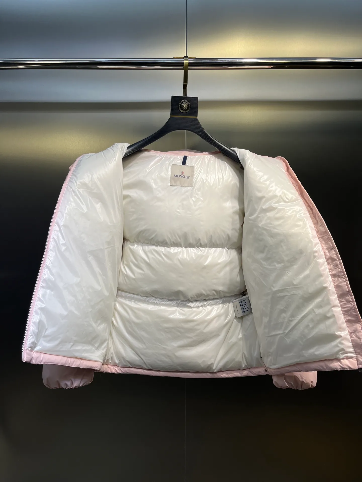 P760 moncler 🌟Moncler FW25 Abbaye short down jacket The Abbaye short jacket is made of iconic patented nylon, highlighting the fashion essence of Moncler. Featuring rectangular quilting and a contrasting lining that refreshes the removable hood. Terry knit logo embroidery adds a unique touch, making the garment instantly recognizable. Material process analysis: 1️⃣Original Nfc inductive anti-counterfeiting chip 2️⃣National standard 95% European standard pure white goose down, exclusive use of top down on the market 3️⃣Fabric: 100% nylon; Lining: 100% nylon, one of the best on the market, everything is customized according to the original version. 4⃣️The electroplated hardware is produced by the original processing factory, all customized by the original factory, and is not a replica of various types on the market. 5⃣️Produced by a certain Lang factory, it has always been unambiguous in terms of quality. Everyone knows about the workmanship, QA and Qc quality inspection of the workers when shipping from large factories. It is not comparable to small factories in the market. Mouth-mounted down jackets, let’s not brag, there is almost no one that can do better than us! Make an original product with care, so that every customer has the confidence to introduce it to his customers: This is the top replica version in China. Good products do not need too many soft articles to set off, only junk products will boast: the original ZP uses thousands of words to impress consumers! Although it is an F product, it is not inferior to ZP!  Color: white pink, white black, black, khaki, pink Size: 0123