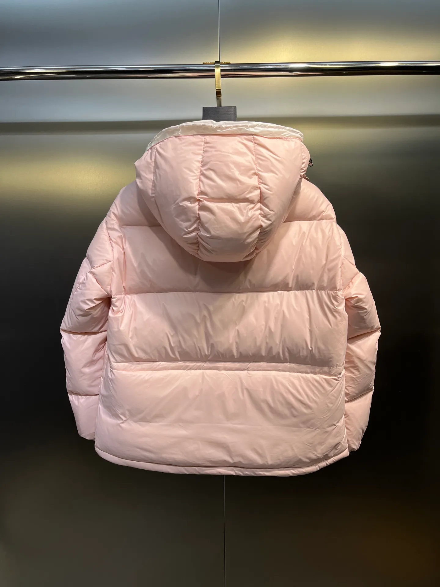P760 moncler 🌟Moncler FW25 Abbaye short down jacket The Abbaye short jacket is made of iconic patented nylon, highlighting the fashion essence of Moncler. Featuring rectangular quilting and a contrasting lining that refreshes the removable hood. Terry knit logo embroidery adds a unique touch, making the garment instantly recognizable. Material process analysis: 1️⃣Original Nfc inductive anti-counterfeiting chip 2️⃣National standard 95% European standard pure white goose down, exclusive use of top down on the market 3️⃣Fabric: 100% nylon; Lining: 100% nylon, one of the best on the market, everything is customized according to the original version. 4⃣️The electroplated hardware is produced by the original processing factory, all customized by the original factory, and is not a replica of various types on the market. 5⃣️Produced by a certain Lang factory, it has always been unambiguous in terms of quality. Everyone knows about the workmanship, QA and Qc quality inspection of the workers when shipping from large factories. It is not comparable to small factories in the market. Mouth-mounted down jackets, let’s not brag, there is almost no one that can do better than us! Make an original product with care, so that every customer has the confidence to introduce it to his customers: This is the top replica version in China. Good products do not need too many soft articles to set off, only junk products will boast: the original ZP uses thousands of words to impress consumers! Although it is an F product, it is not inferior to ZP!  Color: white pink, white black, black, khaki, pink Size: 0123