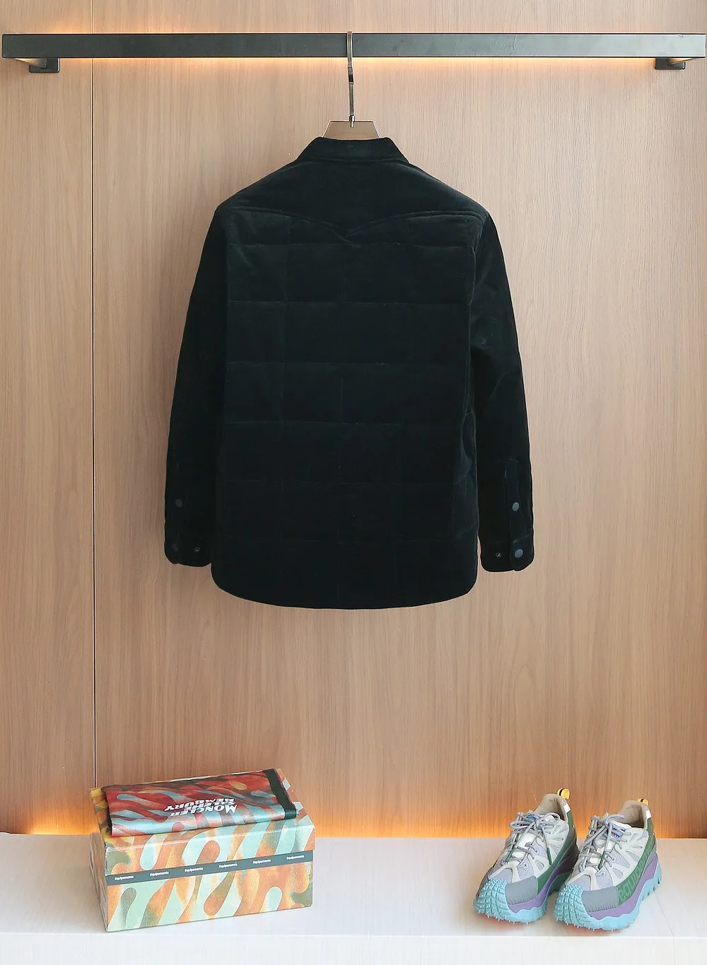P1320 The same style as Moncler2025 official website, high-quality heavy new winter down jacket. Custom fabrics imported from France. Comfortable and lightweight quilting technology, corduroy lapel design, luxurious and connotative, with Italian lining, front double pocket design, super good fit. A down jacket is a must-have outerwear item in winter. Color: Black White Brown Size: 12345