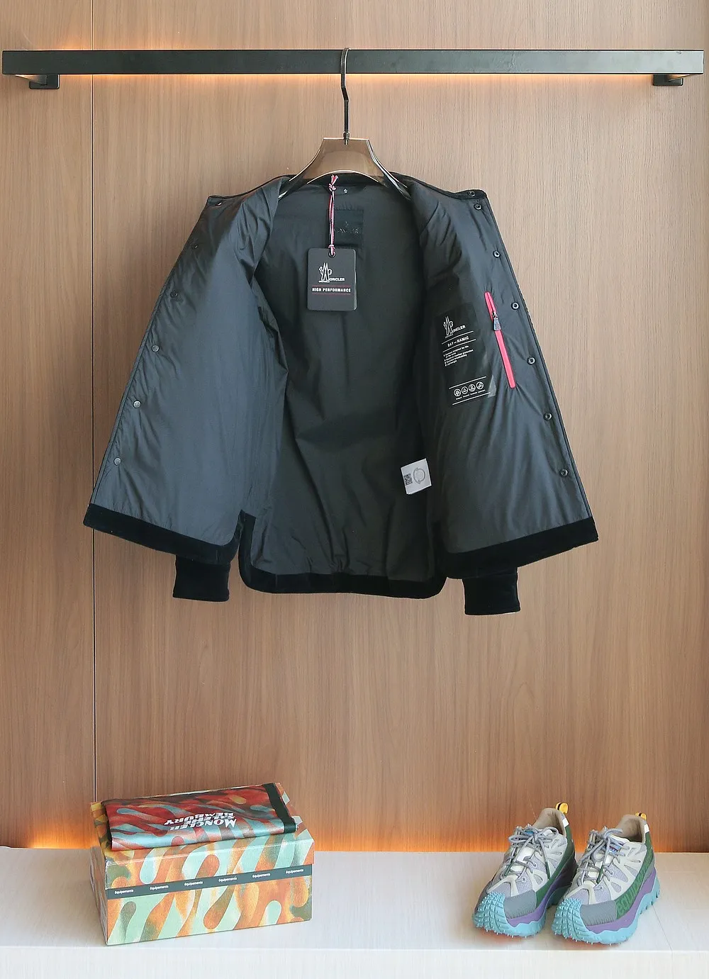 P1320 The same style as Moncler2025 official website, high-quality heavy new winter down jacket. Custom fabrics imported from France. Comfortable and lightweight quilting technology, corduroy lapel design, luxurious and connotative, with Italian lining, front double pocket design, super good fit. A down jacket is a must-have outerwear item in winter. Color: Black White Brown Size: 12345