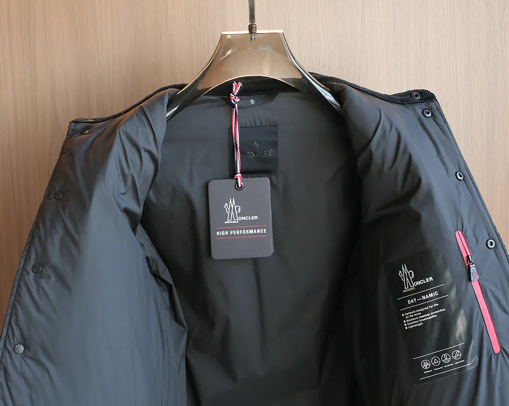 P1320 The same style as Moncler2025 official website, high-quality heavy new winter down jacket. Custom fabrics imported from France. Comfortable and lightweight quilting technology, corduroy lapel design, luxurious and connotative, with Italian lining, front double pocket design, super good fit. A down jacket is a must-have outerwear item in winter. Color: Black White Brown Size: 12345
