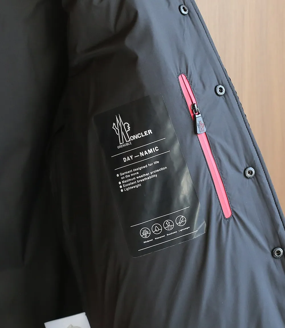 P1320 The same style as Moncler2025 official website, high-quality heavy new winter down jacket. Custom fabrics imported from France. Comfortable and lightweight quilting technology, corduroy lapel design, luxurious and connotative, with Italian lining, front double pocket design, super good fit. A down jacket is a must-have outerwear item in winter. Color: Black White Brown Size: 12345