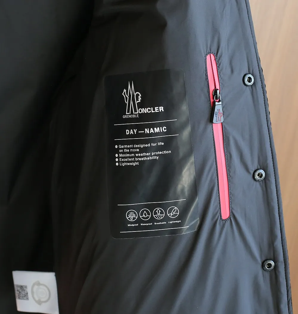 P1320 The same style as Moncler2025 official website, high-quality heavy new winter down jacket. Custom fabrics imported from France. Comfortable and lightweight quilting technology, corduroy lapel design, luxurious and connotative, with Italian lining, front double pocket design, super good fit. A down jacket is a must-have outerwear item in winter. Color: Black White Brown Size: 12345