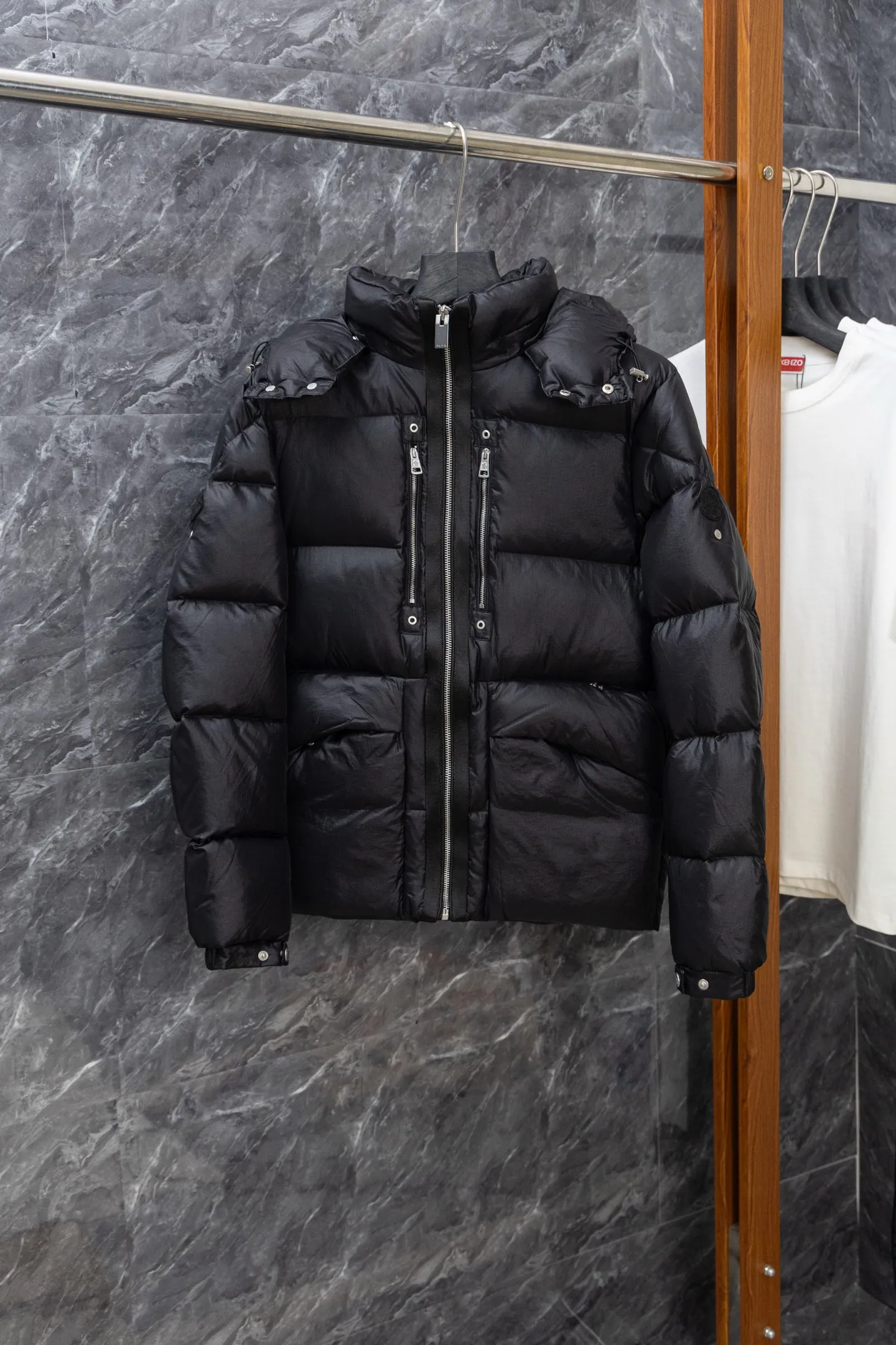 P1040 Model No. J0178 MONCLER 1017 ALYX 9SM hooded down jacket. Uses 340 grams of down filling. Clear threading. Uses 10,000-needle embroidery. Original order customization 1:1 with smooth and delicate lines. Better hand feel. Not easy to deform, not easy to shrink, not easy to fade. Maintains long-lasting beauty. Color Black White Size S-XL