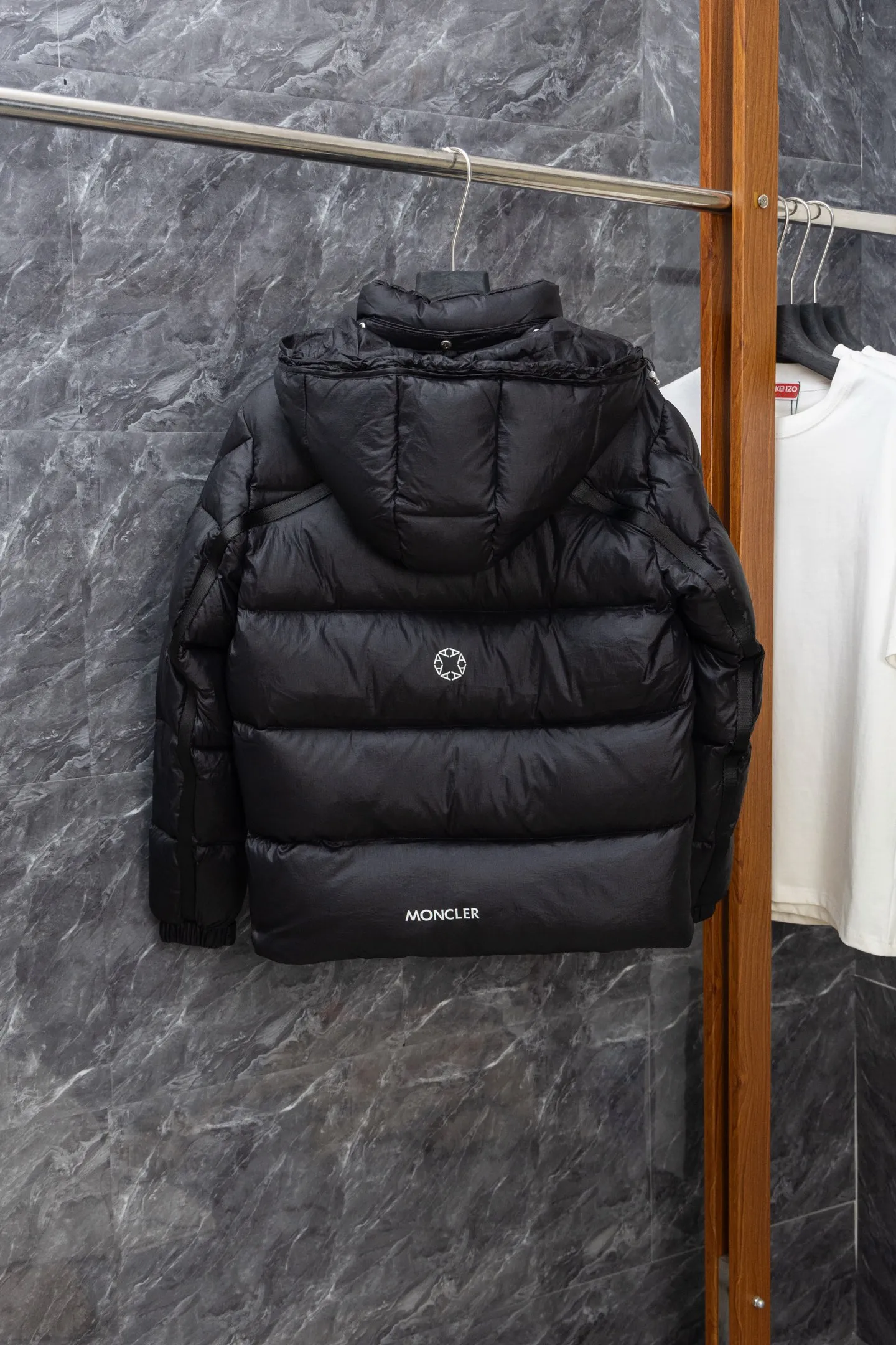 P1040 Model No. J0178 MONCLER 1017 ALYX 9SM hooded down jacket. Uses 340 grams of down filling. Clear threading. Uses 10,000-needle embroidery. Original order customization 1:1 with smooth and delicate lines. Better hand feel. Not easy to deform, not easy to shrink, not easy to fade. Maintains long-lasting beauty. Color Black White Size S-XL