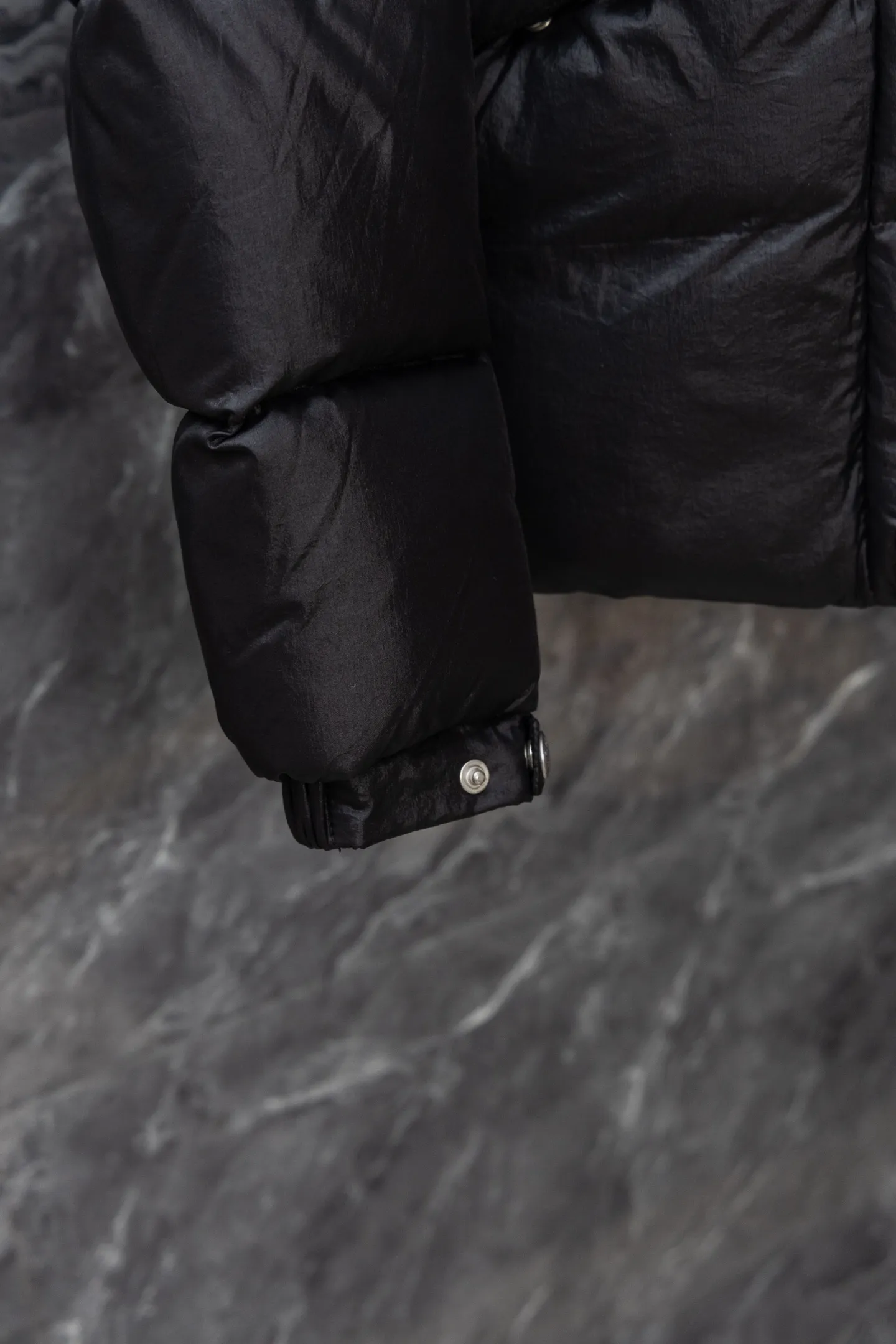 P1040 Model No. J0178 MONCLER 1017 ALYX 9SM hooded down jacket. Uses 340 grams of down filling. Clear threading. Uses 10,000-needle embroidery. Original order customization 1:1 with smooth and delicate lines. Better hand feel. Not easy to deform, not easy to shrink, not easy to fade. Maintains long-lasting beauty. Color Black White Size S-XL