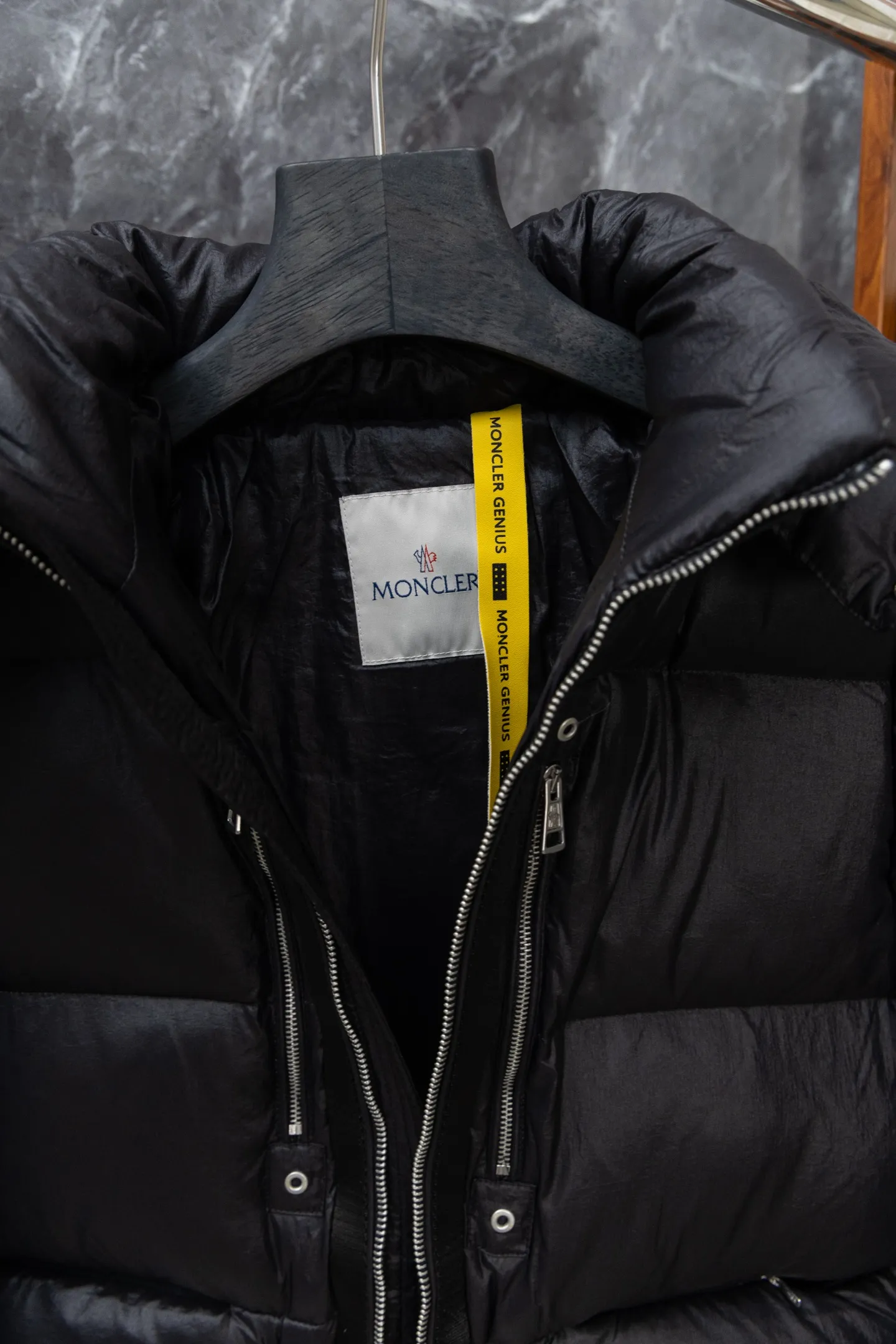 P1040 Model No. J0178 MONCLER 1017 ALYX 9SM hooded down jacket. Uses 340 grams of down filling. Clear threading. Uses 10,000-needle embroidery. Original order customization 1:1 with smooth and delicate lines. Better hand feel. Not easy to deform, not easy to shrink, not easy to fade. Maintains long-lasting beauty. Color Black White Size S-XL