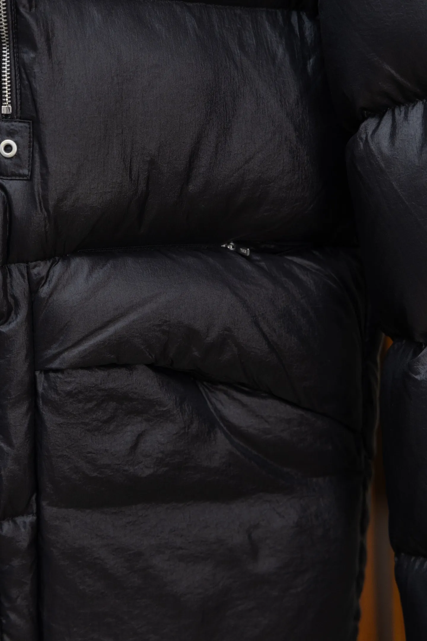 P1040 Model No. J0178 MONCLER 1017 ALYX 9SM hooded down jacket. Uses 340 grams of down filling. Clear threading. Uses 10,000-needle embroidery. Original order customization 1:1 with smooth and delicate lines. Better hand feel. Not easy to deform, not easy to shrink, not easy to fade. Maintains long-lasting beauty. Color Black White Size S-XL