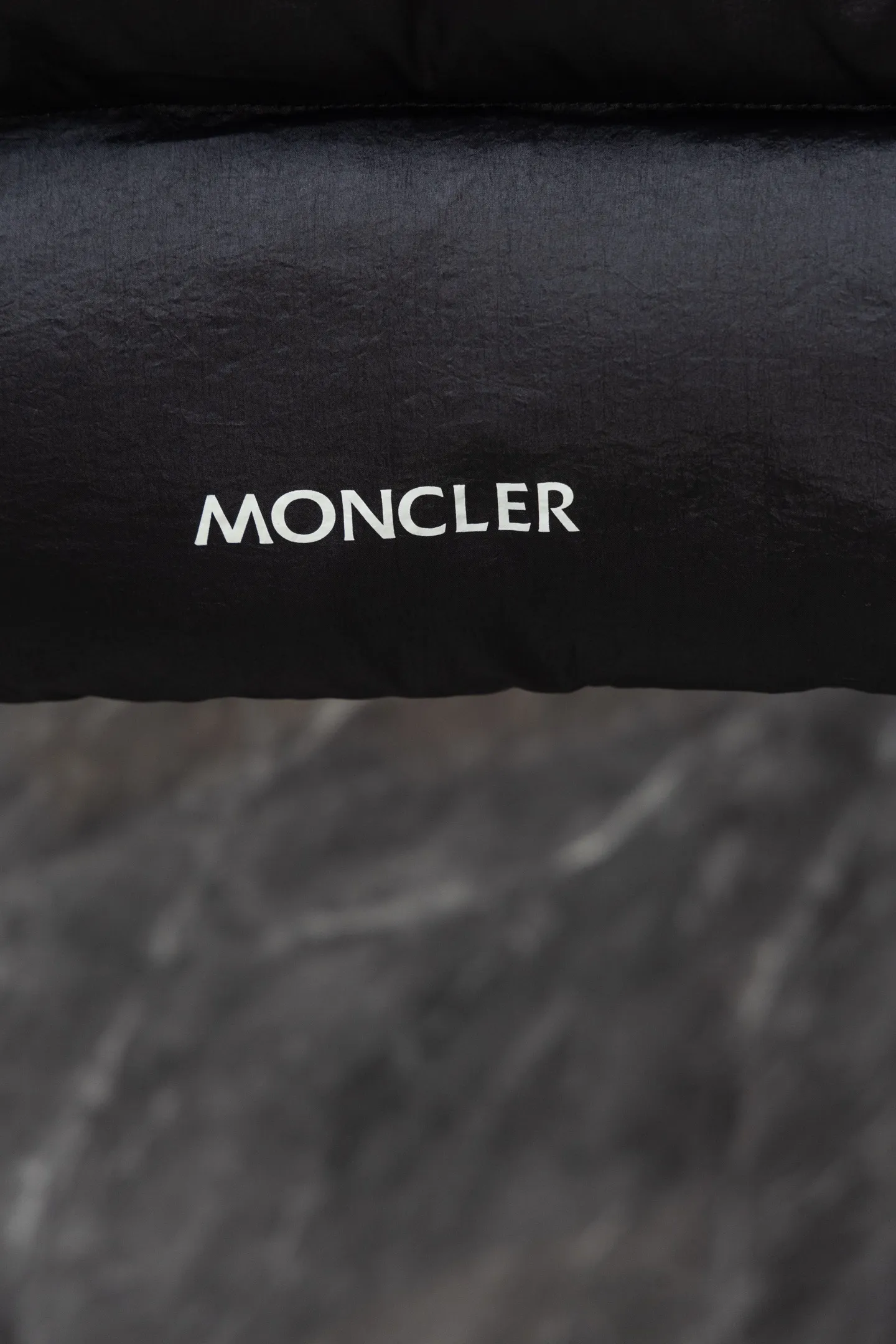 P1040 Model No. J0178 MONCLER 1017 ALYX 9SM hooded down jacket. Uses 340 grams of down filling. Clear threading. Uses 10,000-needle embroidery. Original order customization 1:1 with smooth and delicate lines. Better hand feel. Not easy to deform, not easy to shrink, not easy to fade. Maintains long-lasting beauty. Color Black White Size S-XL