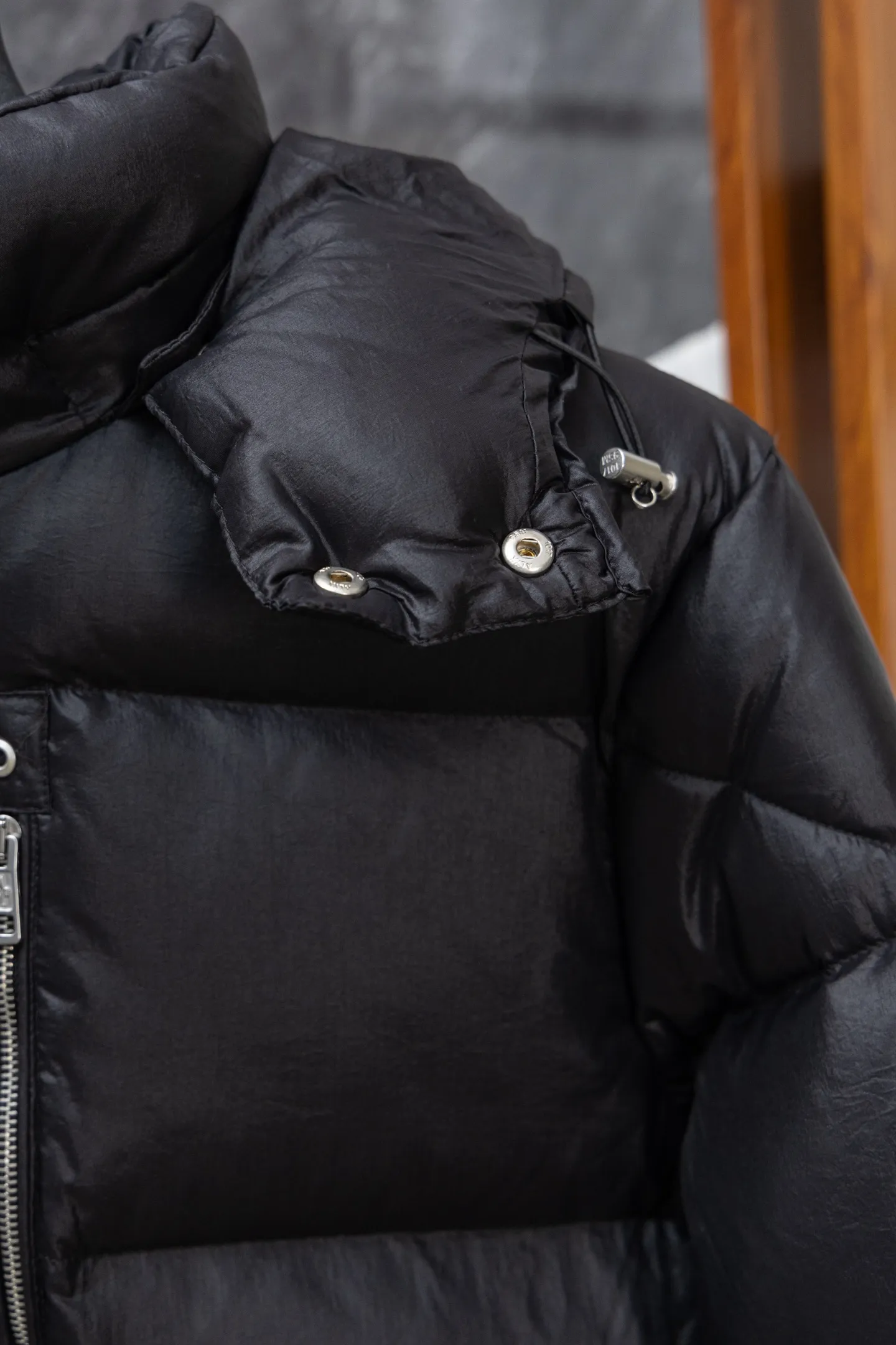 P1040 Model No. J0178 MONCLER 1017 ALYX 9SM hooded down jacket. Uses 340 grams of down filling. Clear threading. Uses 10,000-needle embroidery. Original order customization 1:1 with smooth and delicate lines. Better hand feel. Not easy to deform, not easy to shrink, not easy to fade. Maintains long-lasting beauty. Color Black White Size S-XL