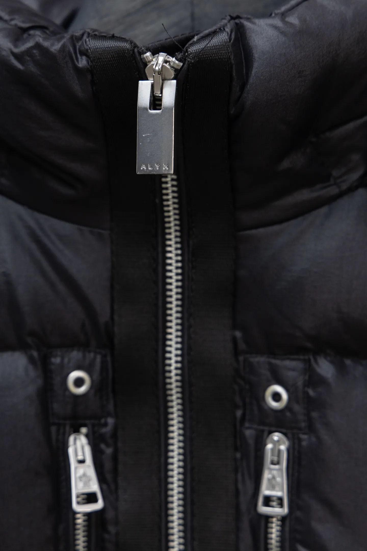 P1040 Model No. J0178 MONCLER 1017 ALYX 9SM hooded down jacket. Uses 340 grams of down filling. Clear threading. Uses 10,000-needle embroidery. Original order customization 1:1 with smooth and delicate lines. Better hand feel. Not easy to deform, not easy to shrink, not easy to fade. Maintains long-lasting beauty. Color Black White Size S-XL