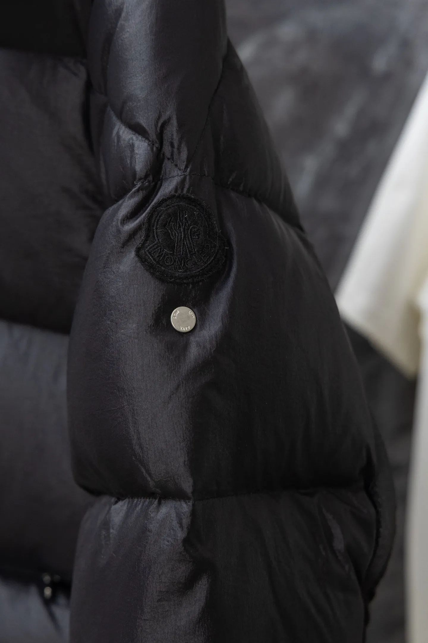 P1040 Model No. J0178 MONCLER 1017 ALYX 9SM hooded down jacket. Uses 340 grams of down filling. Clear threading. Uses 10,000-needle embroidery. Original order customization 1:1 with smooth and delicate lines. Better hand feel. Not easy to deform, not easy to shrink, not easy to fade. Maintains long-lasting beauty. Color Black White Size S-XL