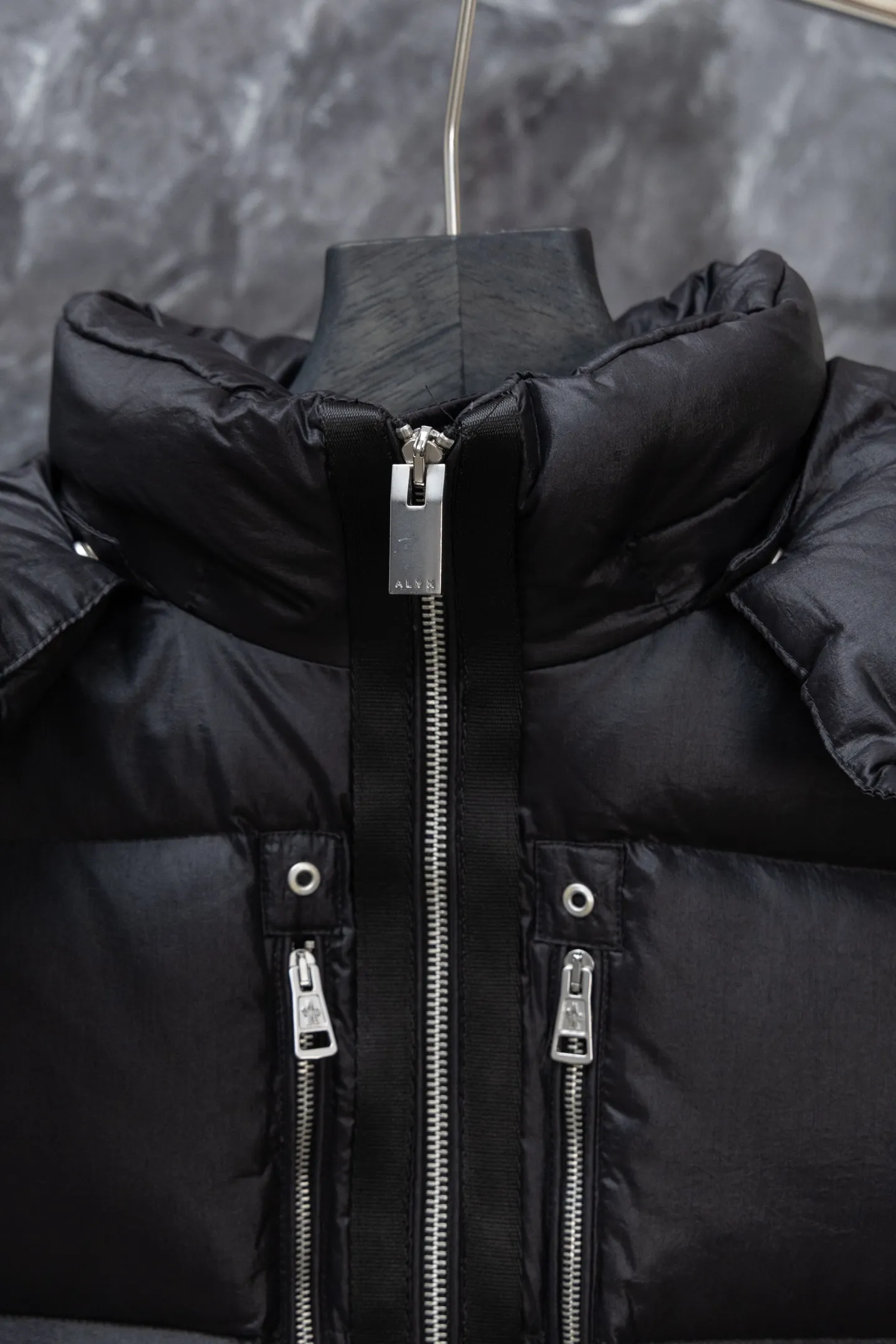 P1040 Model No. J0178 MONCLER 1017 ALYX 9SM hooded down jacket. Uses 340 grams of down filling. Clear threading. Uses 10,000-needle embroidery. Original order customization 1:1 with smooth and delicate lines. Better hand feel. Not easy to deform, not easy to shrink, not easy to fade. Maintains long-lasting beauty. Color Black White Size S-XL