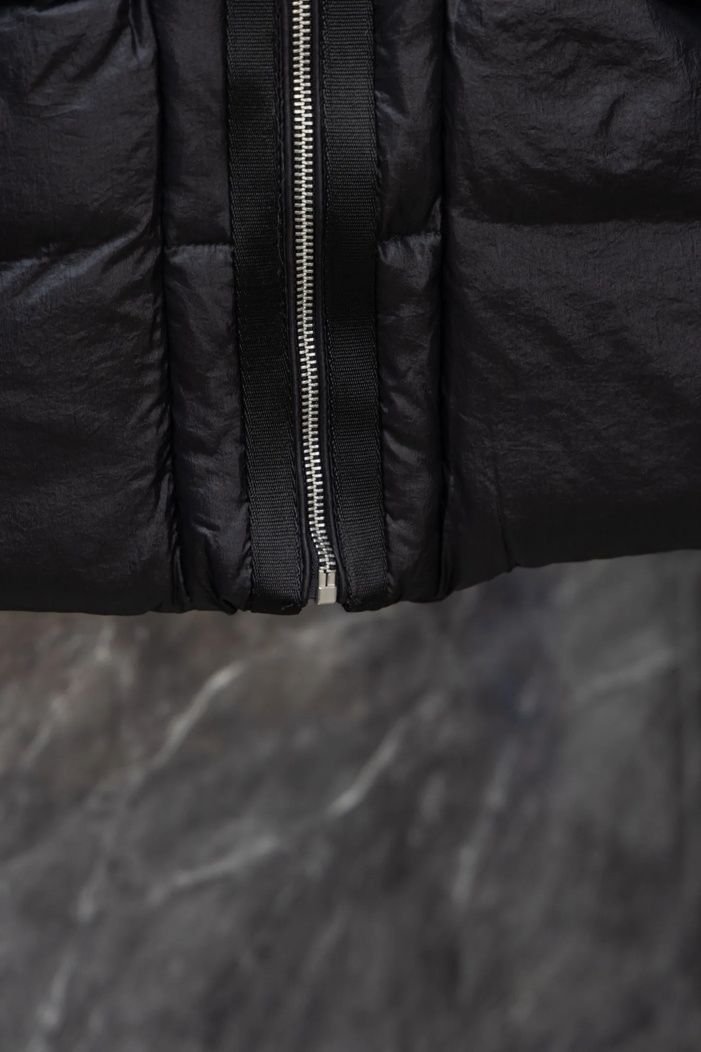 P1040 Model No. J0178 MONCLER 1017 ALYX 9SM hooded down jacket. Uses 340 grams of down filling. Clear threading. Uses 10,000-needle embroidery. Original order customization 1:1 with smooth and delicate lines. Better hand feel. Not easy to deform, not easy to shrink, not easy to fade. Maintains long-lasting beauty. Color Black White Size S-XL