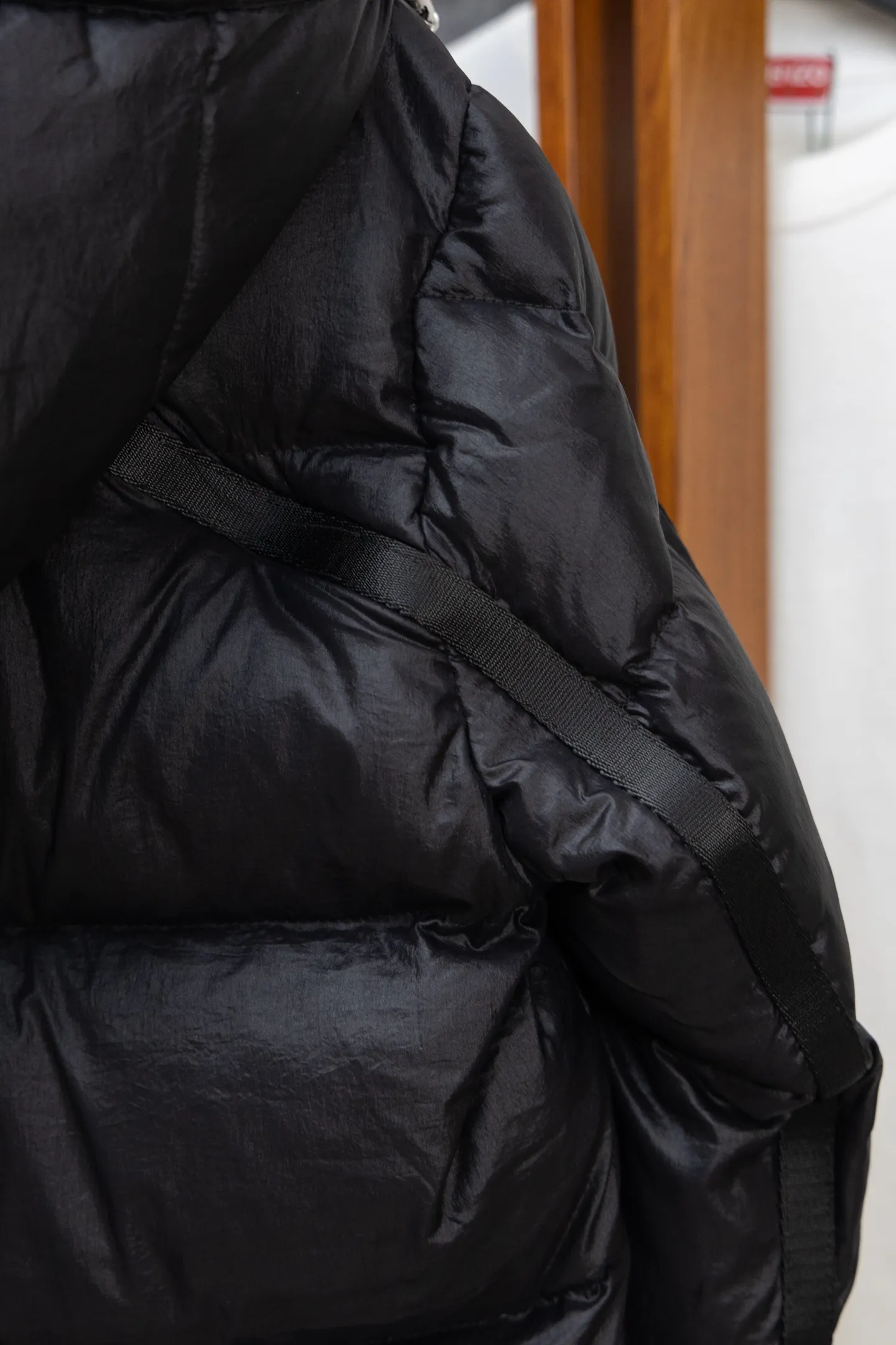 P1040 Model No. J0178 MONCLER 1017 ALYX 9SM hooded down jacket. Uses 340 grams of down filling. Clear threading. Uses 10,000-needle embroidery. Original order customization 1:1 with smooth and delicate lines. Better hand feel. Not easy to deform, not easy to shrink, not easy to fade. Maintains long-lasting beauty. Color Black White Size S-XL