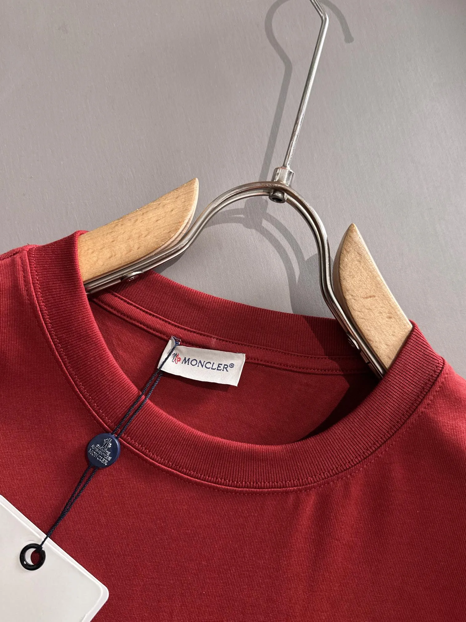 P190 🌸🌸 Moncler 25ss new early spring short-sleeved T-shirt, a must-have item for men and women for daily commuting. The high-strength pure cotton double sand fabric feels heavy when weighed. The upper body is more textured than ordinary T-shirts and is not easy to deform. The loose version design looks noble. ❗Three standards complete❗ Size: xS, S, M, L Color: Picture color