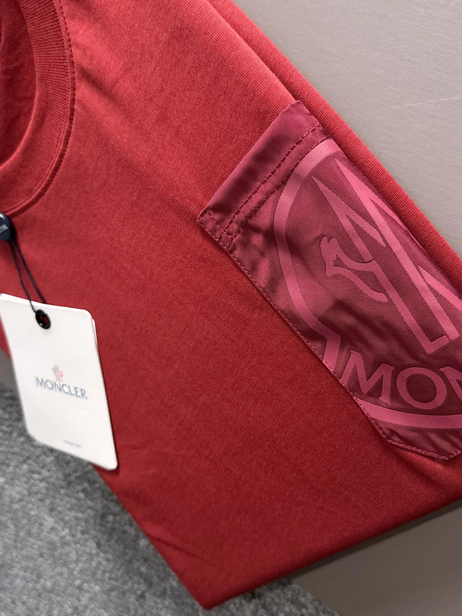P190 🌸🌸 Moncler 25ss new early spring short-sleeved T-shirt, a must-have item for men and women for daily commuting. The high-strength pure cotton double sand fabric feels heavy when weighed. The upper body is more textured than ordinary T-shirts and is not easy to deform. The loose version design looks noble. ❗Three standards complete❗ Size: xS, S, M, L Color: Picture color