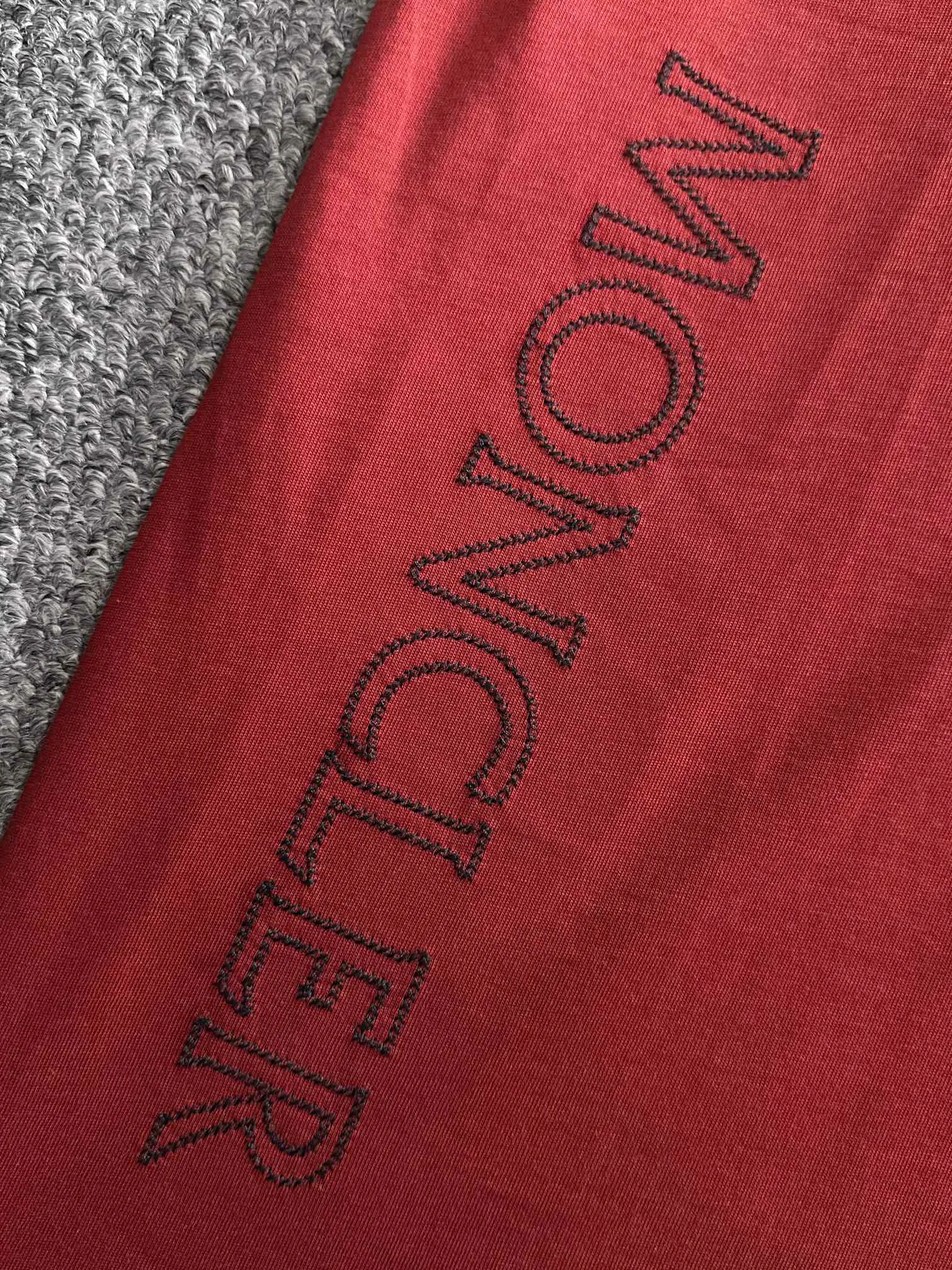 P190 🌸🌸 Moncler 25ss new early spring short-sleeved T-shirt, a must-have item for men and women for daily commuting. The high-strength pure cotton double sand fabric feels heavy when weighed. The upper body is more textured than ordinary T-shirts and is not easy to deform. The loose version design looks noble. ❗Three standards complete❗ Size: xS, S, M, L Color: Picture color