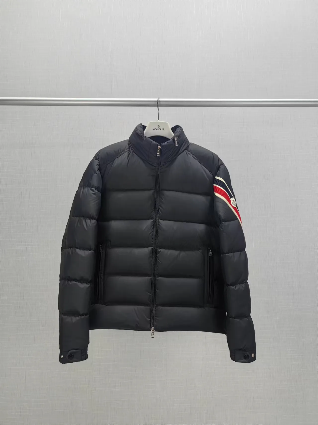 P880 Style number: Y121 Moncler Solayan men's three-color trimmed short down jacket! The latest official website is available simultaneously! ! White duck down filling ~ the most delicate, light and neat fabric!  The Solayan Men's Short Down Jacket features the season's signature stripe detailing, blending sporty spirit with timeless style.  The Solayan down jacket is made of micro chic fabric and has a tough square shape design, highlighting Moncler's sporty spirit. This cropped down jacket features tricolor stripes on the sleeves, a seasonal take on the brand's signature. Comes with a practical pull-out hood. Color: Black Royal Blue Brown Size: 1-2-3-4-5