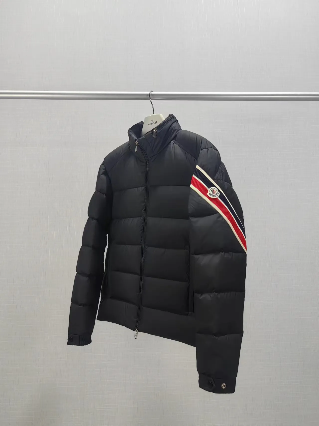P880 Style number: Y121 Moncler Solayan men's three-color trimmed short down jacket! The latest official website is available simultaneously! ! White duck down filling ~ the most delicate, light and neat fabric!  The Solayan Men's Short Down Jacket features the season's signature stripe detailing, blending sporty spirit with timeless style.  The Solayan down jacket is made of micro chic fabric and has a tough square shape design, highlighting Moncler's sporty spirit. This cropped down jacket features tricolor stripes on the sleeves, a seasonal take on the brand's signature. Comes with a practical pull-out hood. Color: Black Royal Blue Brown Size: 1-2-3-4-5