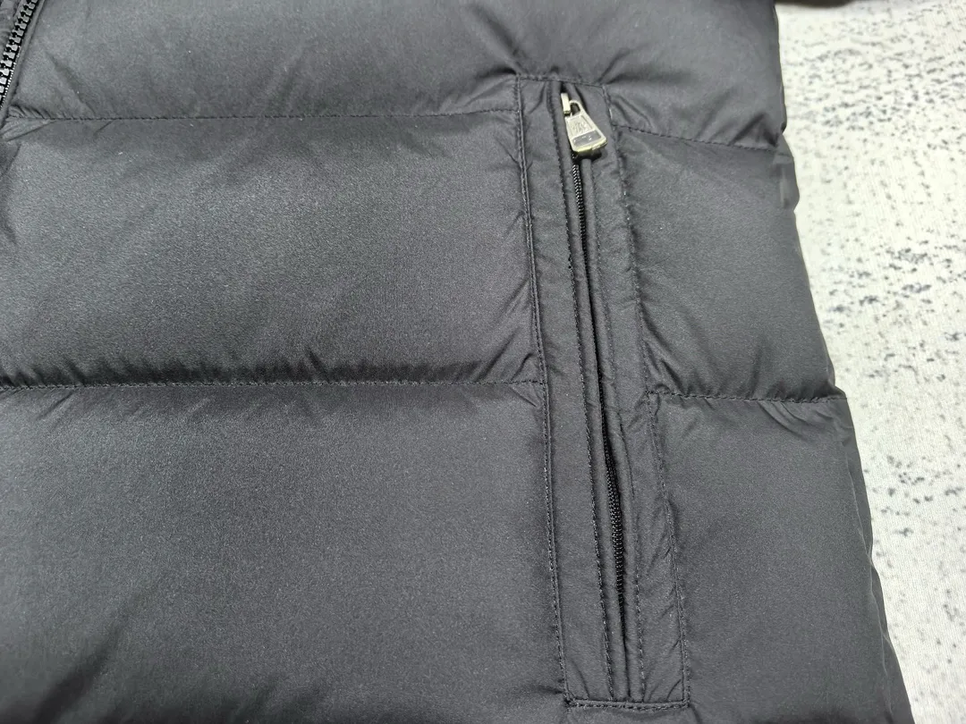 P880 Style number: Y121 Moncler Solayan men's three-color trimmed short down jacket! The latest official website is available simultaneously! ! White duck down filling ~ the most delicate, light and neat fabric!  The Solayan Men's Short Down Jacket features the season's signature stripe detailing, blending sporty spirit with timeless style.  The Solayan down jacket is made of micro chic fabric and has a tough square shape design, highlighting Moncler's sporty spirit. This cropped down jacket features tricolor stripes on the sleeves, a seasonal take on the brand's signature. Comes with a practical pull-out hood. Color: Black Royal Blue Brown Size: 1-2-3-4-5