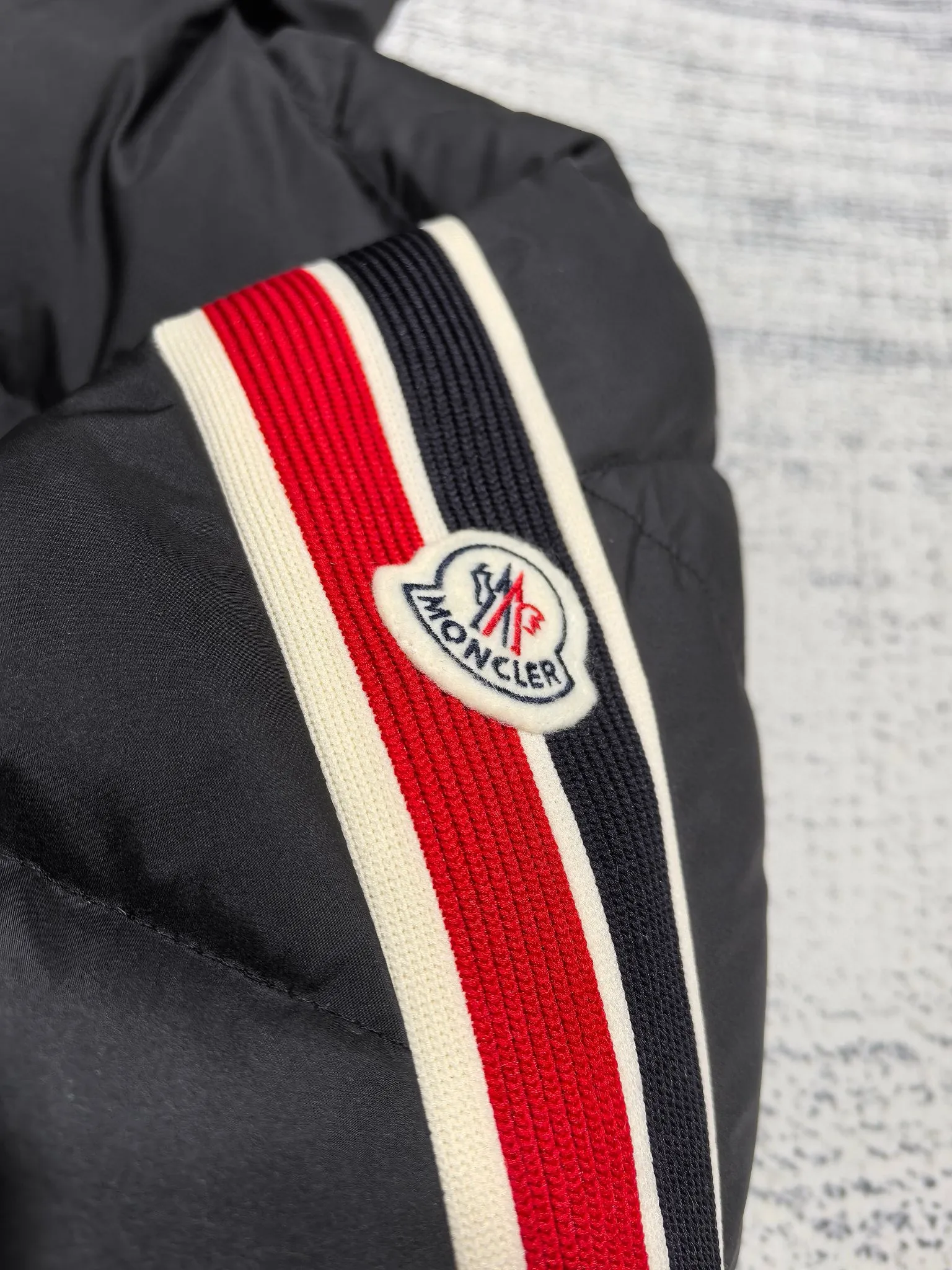P880 Style number: Y121 Moncler Solayan men's three-color trimmed short down jacket! The latest official website is available simultaneously! ! White duck down filling ~ the most delicate, light and neat fabric!  The Solayan Men's Short Down Jacket features the season's signature stripe detailing, blending sporty spirit with timeless style.  The Solayan down jacket is made of micro chic fabric and has a tough square shape design, highlighting Moncler's sporty spirit. This cropped down jacket features tricolor stripes on the sleeves, a seasonal take on the brand's signature. Comes with a practical pull-out hood. Color: Black Royal Blue Brown Size: 1-2-3-4-5