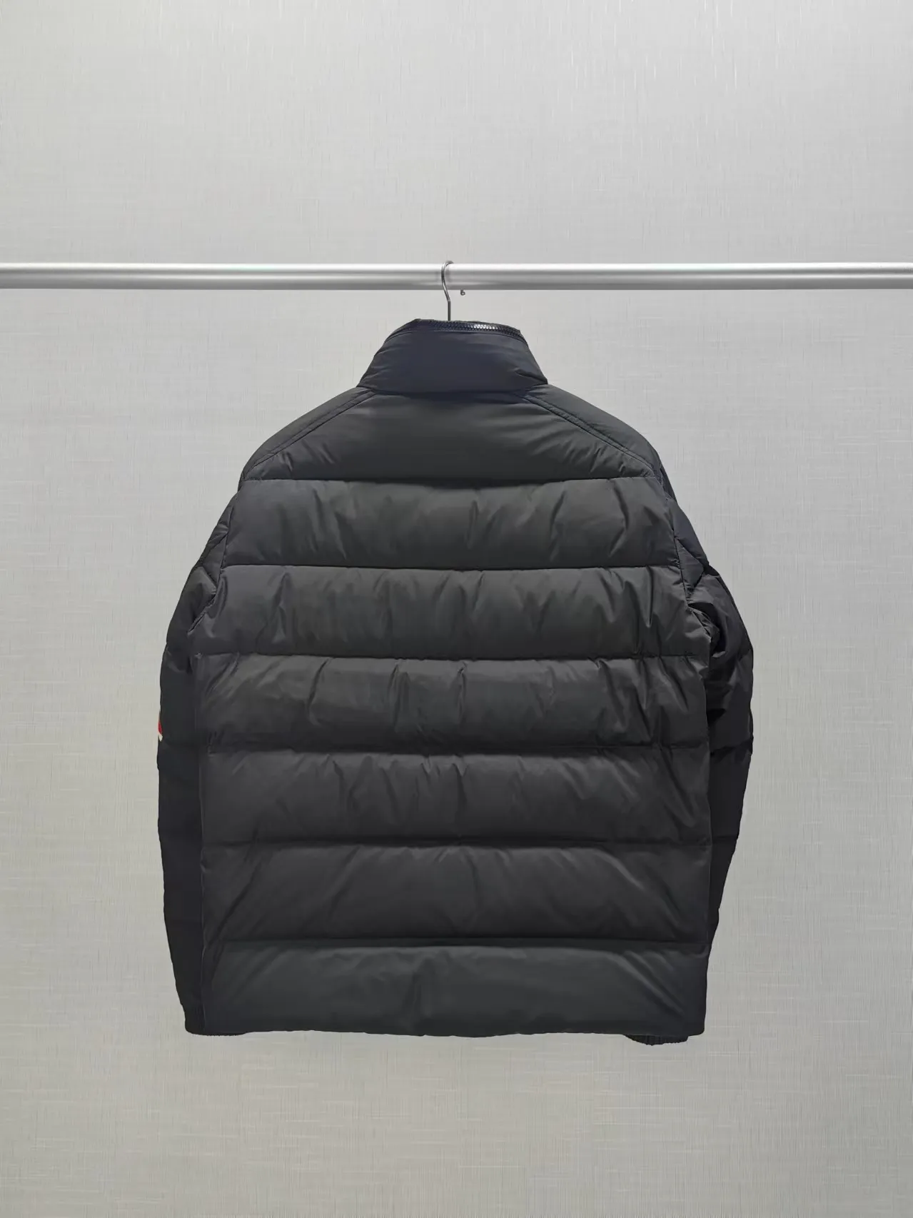 P880 Style number: Y121 Moncler Solayan men's three-color trimmed short down jacket! The latest official website is available simultaneously! ! White duck down filling ~ the most delicate, light and neat fabric!  The Solayan Men's Short Down Jacket features the season's signature stripe detailing, blending sporty spirit with timeless style.  The Solayan down jacket is made of micro chic fabric and has a tough square shape design, highlighting Moncler's sporty spirit. This cropped down jacket features tricolor stripes on the sleeves, a seasonal take on the brand's signature. Comes with a practical pull-out hood. Color: Black Royal Blue Brown Size: 1-2-3-4-5