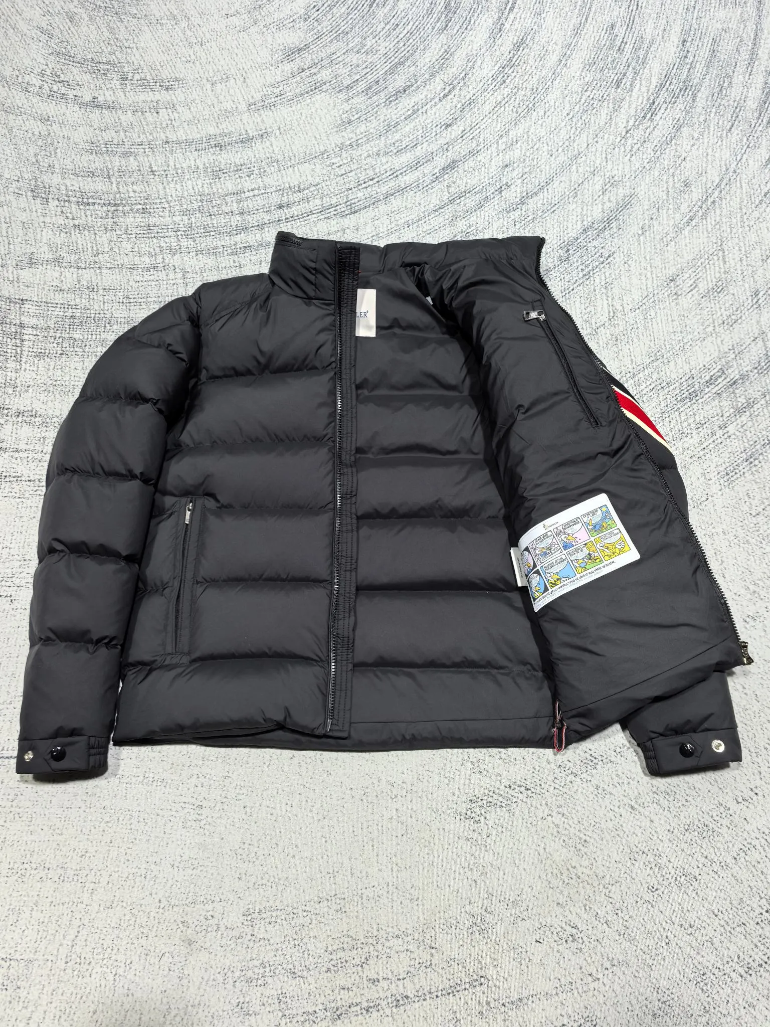 P880 Style number: Y121 Moncler Solayan men's three-color trimmed short down jacket! The latest official website is available simultaneously! ! White duck down filling ~ the most delicate, light and neat fabric!  The Solayan Men's Short Down Jacket features the season's signature stripe detailing, blending sporty spirit with timeless style.  The Solayan down jacket is made of micro chic fabric and has a tough square shape design, highlighting Moncler's sporty spirit. This cropped down jacket features tricolor stripes on the sleeves, a seasonal take on the brand's signature. Comes with a practical pull-out hood. Color: Black Royal Blue Brown Size: 1-2-3-4-5