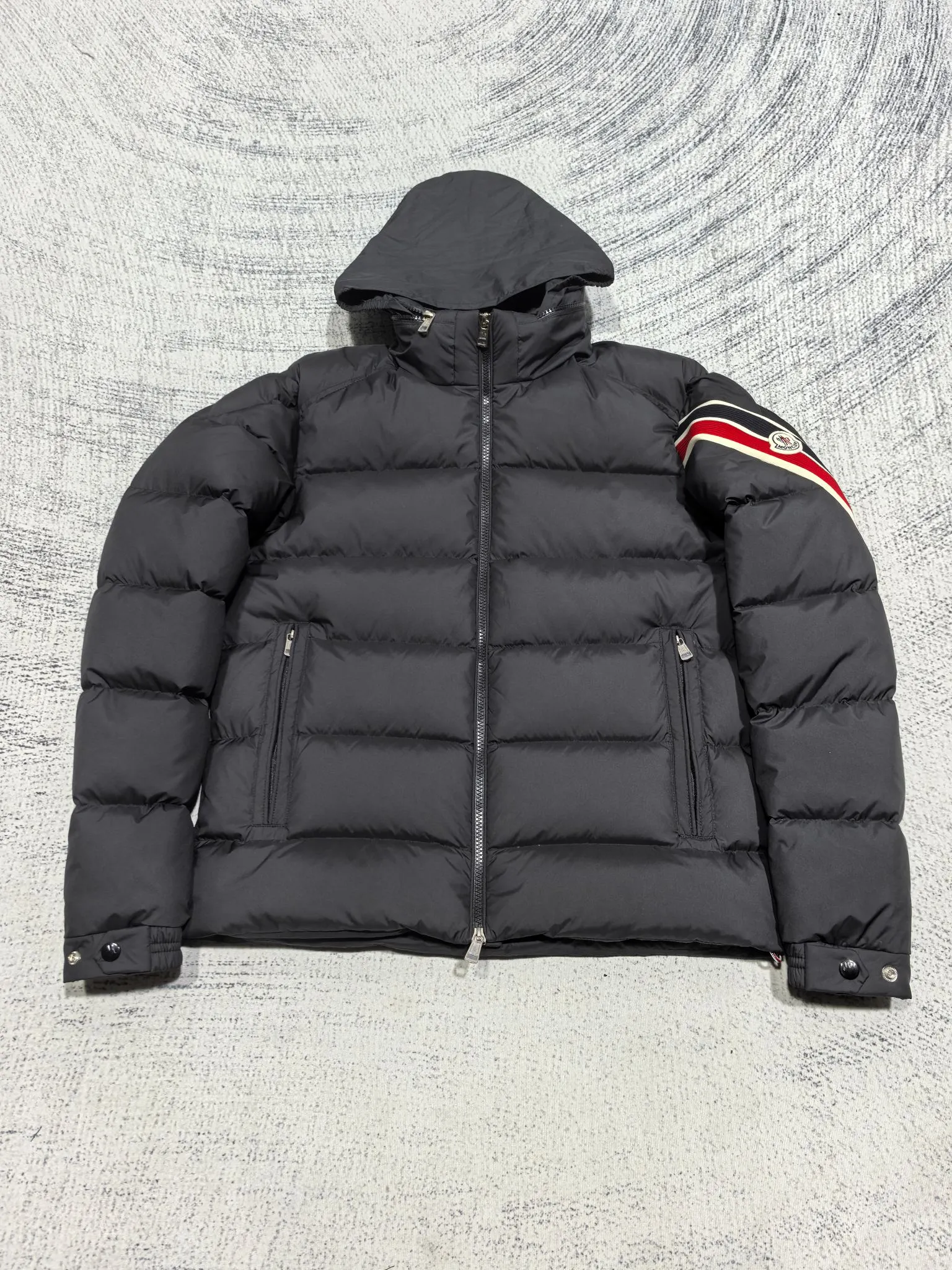 P880 Style number: Y121 Moncler Solayan men's three-color trimmed short down jacket! The latest official website is available simultaneously! ! White duck down filling ~ the most delicate, light and neat fabric!  The Solayan Men's Short Down Jacket features the season's signature stripe detailing, blending sporty spirit with timeless style.  The Solayan down jacket is made of micro chic fabric and has a tough square shape design, highlighting Moncler's sporty spirit. This cropped down jacket features tricolor stripes on the sleeves, a seasonal take on the brand's signature. Comes with a practical pull-out hood. Color: Black Royal Blue Brown Size: 1-2-3-4-5