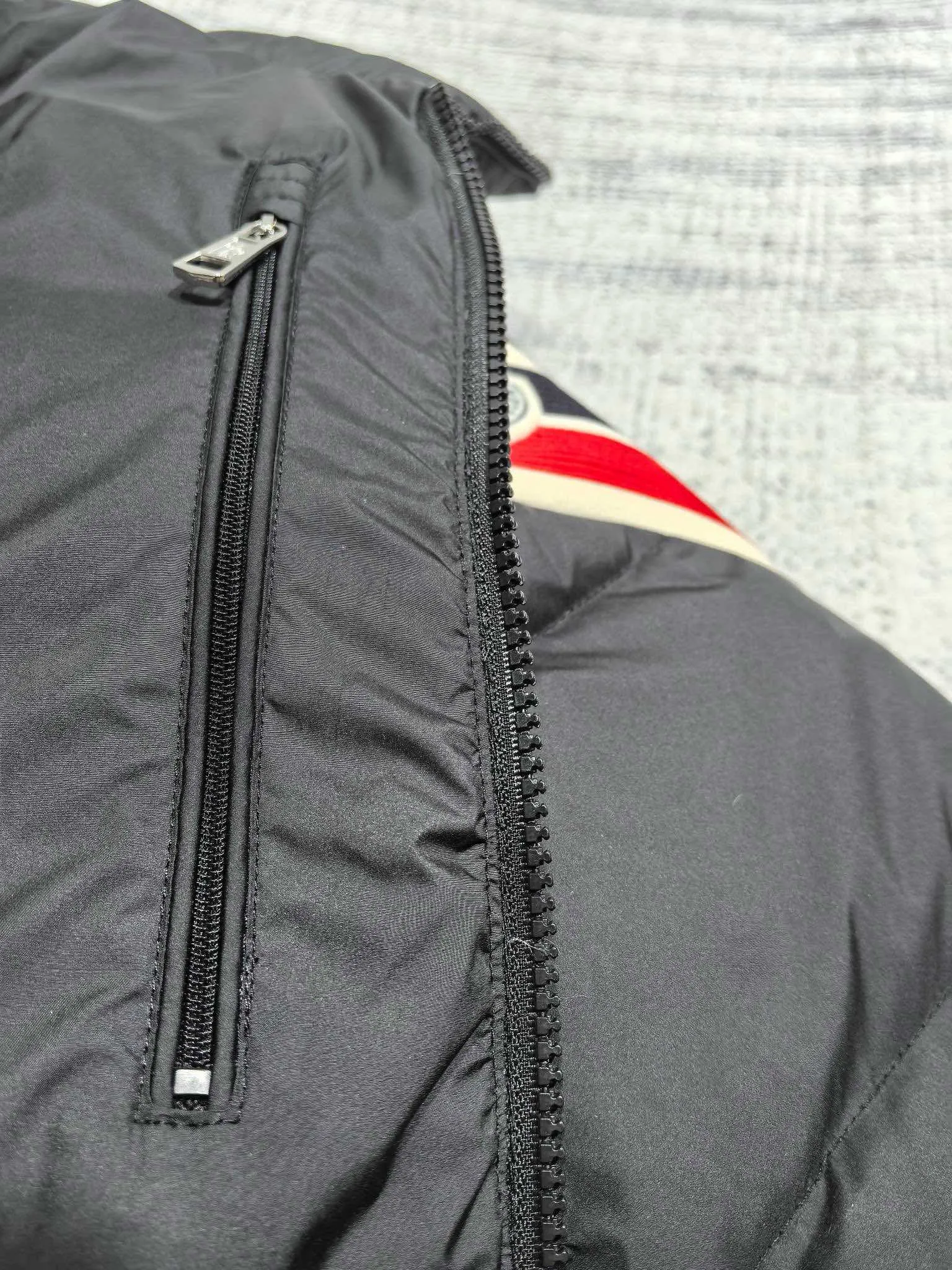 P880 Style number: Y121 Moncler Solayan men's three-color trimmed short down jacket! The latest official website is available simultaneously! ! White duck down filling ~ the most delicate, light and neat fabric!  The Solayan Men's Short Down Jacket features the season's signature stripe detailing, blending sporty spirit with timeless style.  The Solayan down jacket is made of micro chic fabric and has a tough square shape design, highlighting Moncler's sporty spirit. This cropped down jacket features tricolor stripes on the sleeves, a seasonal take on the brand's signature. Comes with a practical pull-out hood. Color: Black Royal Blue Brown Size: 1-2-3-4-5