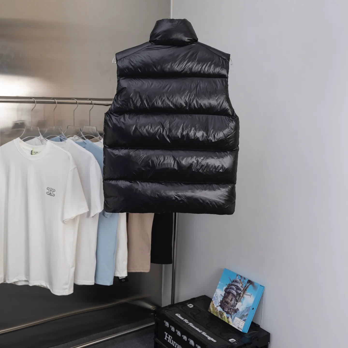 P690 2025 Autumn and Winter New Style🆕Down jacket top purchasing version down vest⬆️Moncler Lipsi down vest. Contrast color splicing design. Super full filling. Lipsi men's down vest is made of bright nylon laqué fabric, suitable for wearing in different seasons, bringing warmth and care.  The Lipsi short down vest embodies Moncler's classic design and is a must-have item for your wardrobe from season to season. Crafted from lightweight, functional nylon laqué fabric, it has a contrast lining for a vibrant feel. Details •Made from lightweight nylon laqué fabric •Lightweight nylon laqué lining •Filled with down •Stand-up collar •Zipper closure •Zip pockets •Chenille logo patch Size: 1-5 Black/Ivory Couple Style