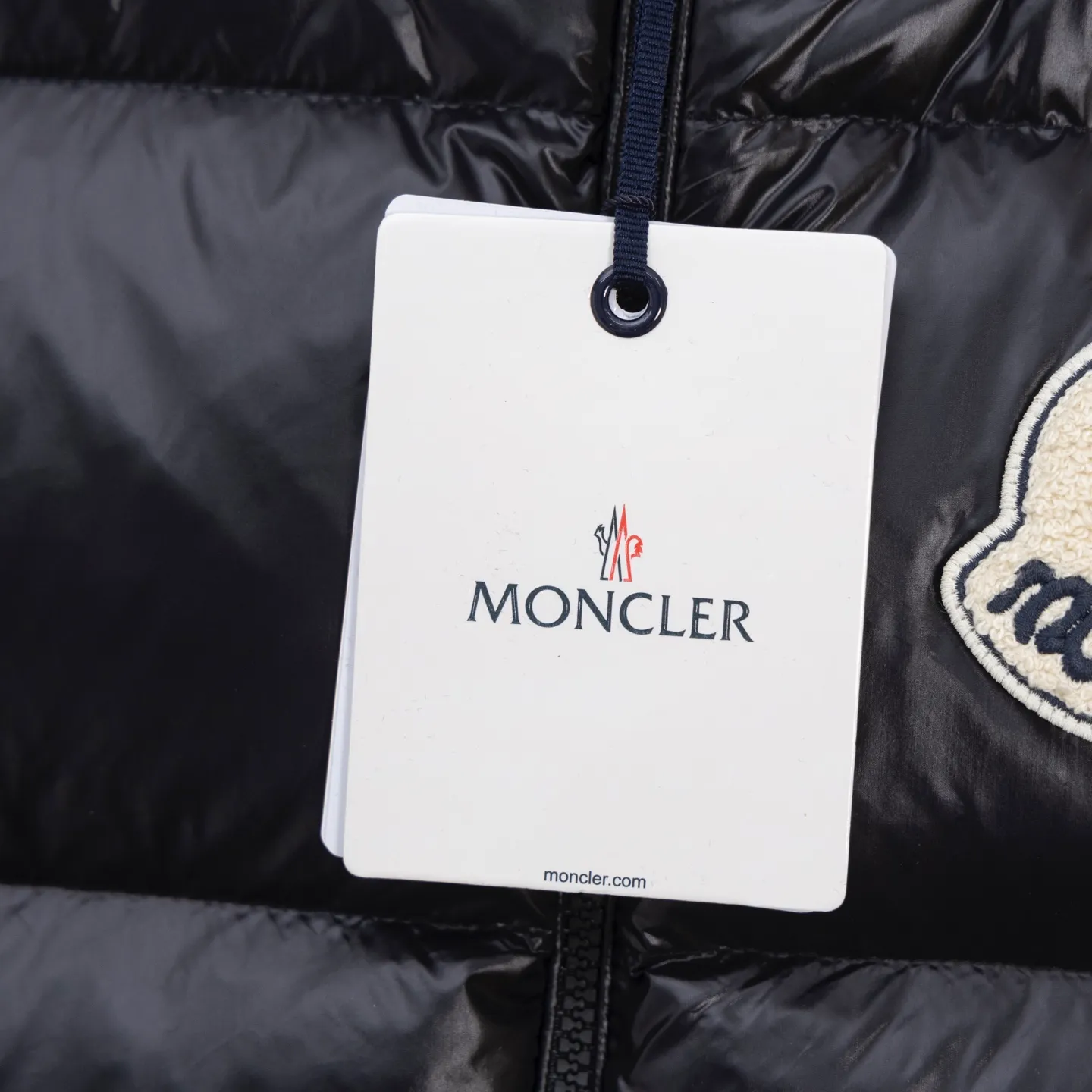 P690 2025 Autumn and Winter New Style🆕Down jacket top purchasing version down vest⬆️Moncler Lipsi down vest. Contrast color splicing design. Super full filling. Lipsi men's down vest is made of bright nylon laqué fabric, suitable for wearing in different seasons, bringing warmth and care.  The Lipsi short down vest embodies Moncler's classic design and is a must-have item for your wardrobe from season to season. Crafted from lightweight, functional nylon laqué fabric, it has a contrast lining for a vibrant feel. Details •Made from lightweight nylon laqué fabric •Lightweight nylon laqué lining •Filled with down •Stand-up collar •Zipper closure •Zip pockets •Chenille logo patch Size: 1-5 Black/Ivory Couple Style