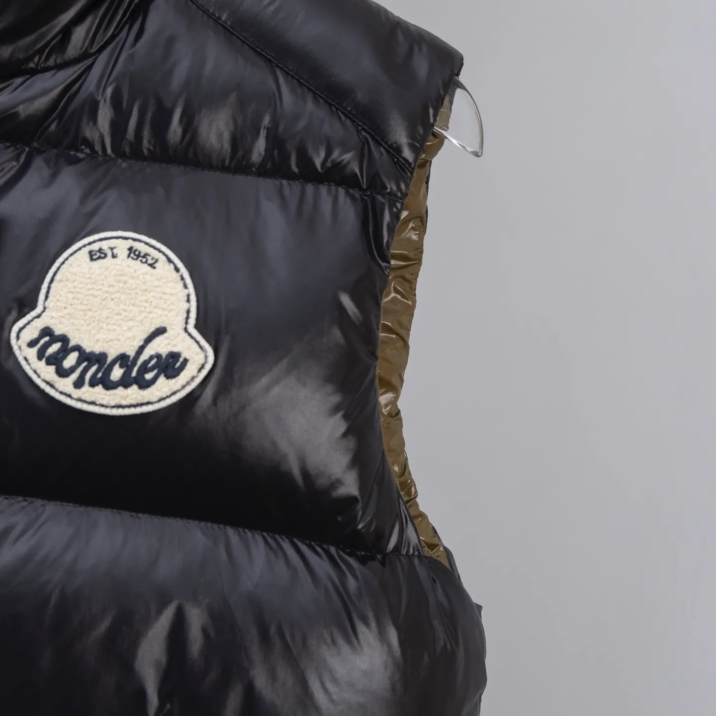 P690 2025 Autumn and Winter New Style🆕Down jacket top purchasing version down vest⬆️Moncler Lipsi down vest. Contrast color splicing design. Super full filling. Lipsi men's down vest is made of bright nylon laqué fabric, suitable for wearing in different seasons, bringing warmth and care.  The Lipsi short down vest embodies Moncler's classic design and is a must-have item for your wardrobe from season to season. Crafted from lightweight, functional nylon laqué fabric, it has a contrast lining for a vibrant feel. Details •Made from lightweight nylon laqué fabric •Lightweight nylon laqué lining •Filled with down •Stand-up collar •Zipper closure •Zip pockets •Chenille logo patch Size: 1-5 Black/Ivory Couple Style